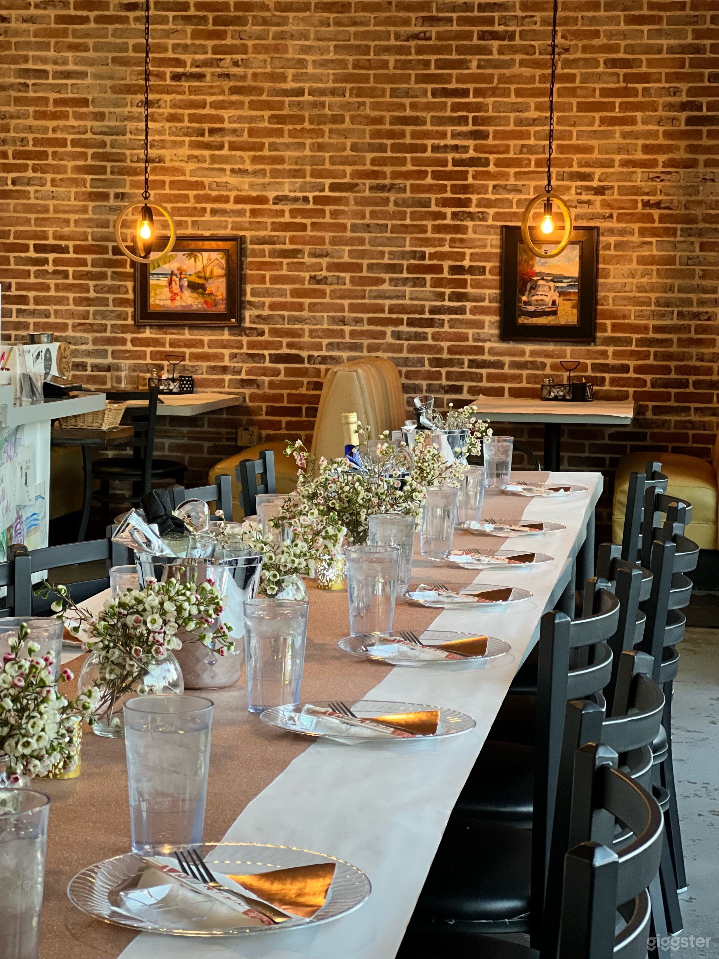 Cozy Indoor Dining in Long Beach, California Photo 1