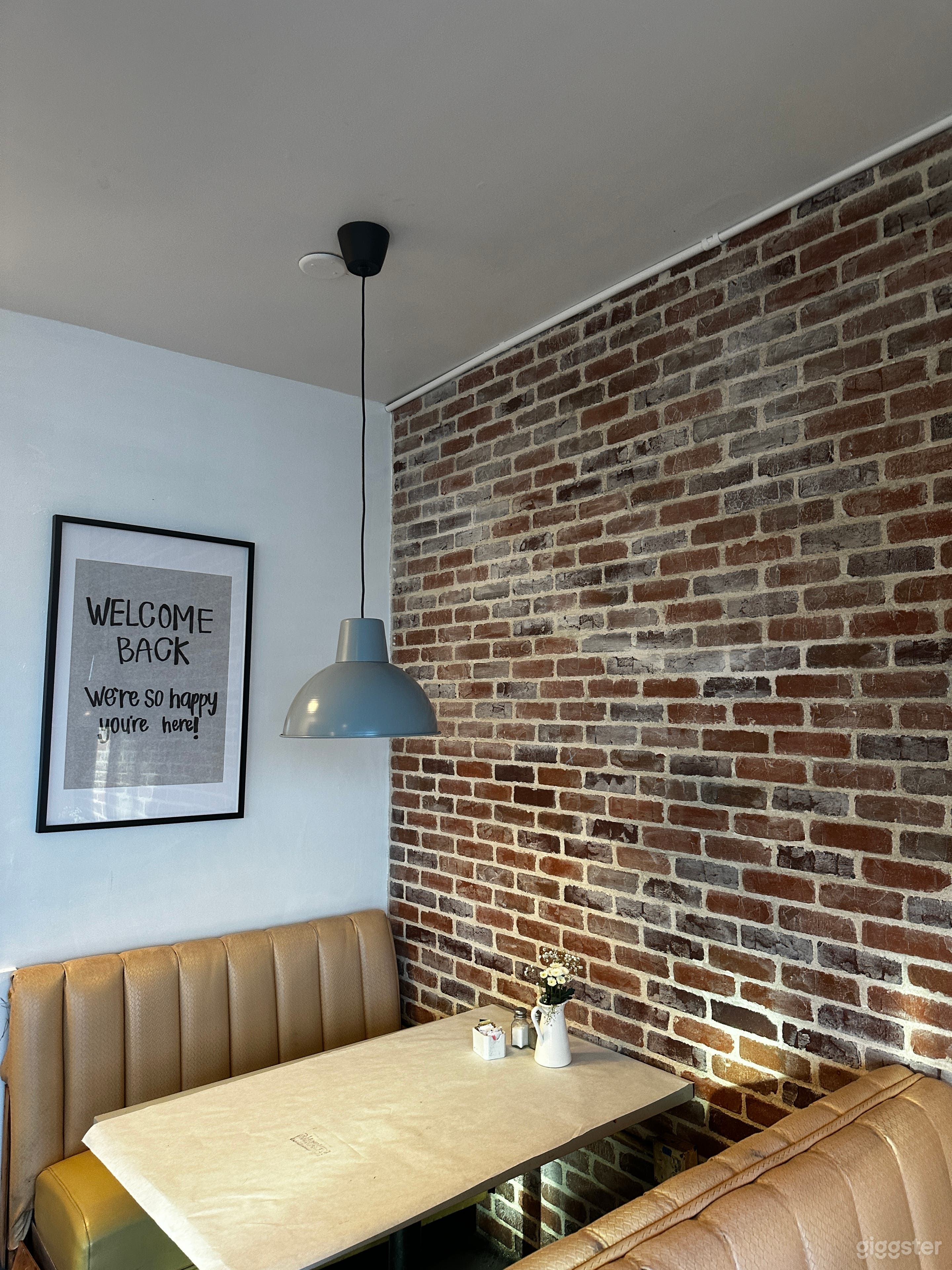 Cozy Indoor Dining in Long Beach, California Photo 2