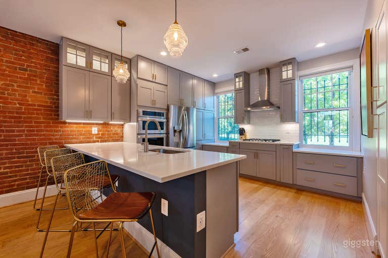  Modern & Fully Renovated Federal Rowhouse 