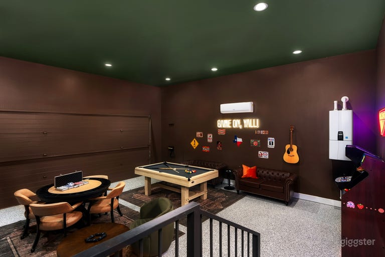  Vinyl Vault: Pool, Pickleball, Playground 