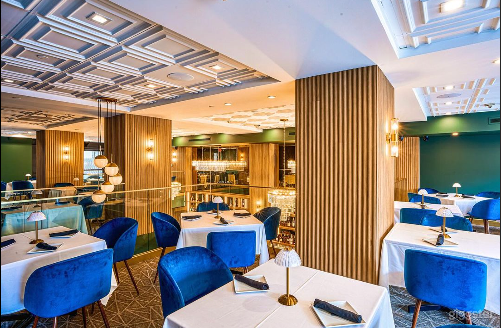 Spacious Elegant Restaurant Photo 3