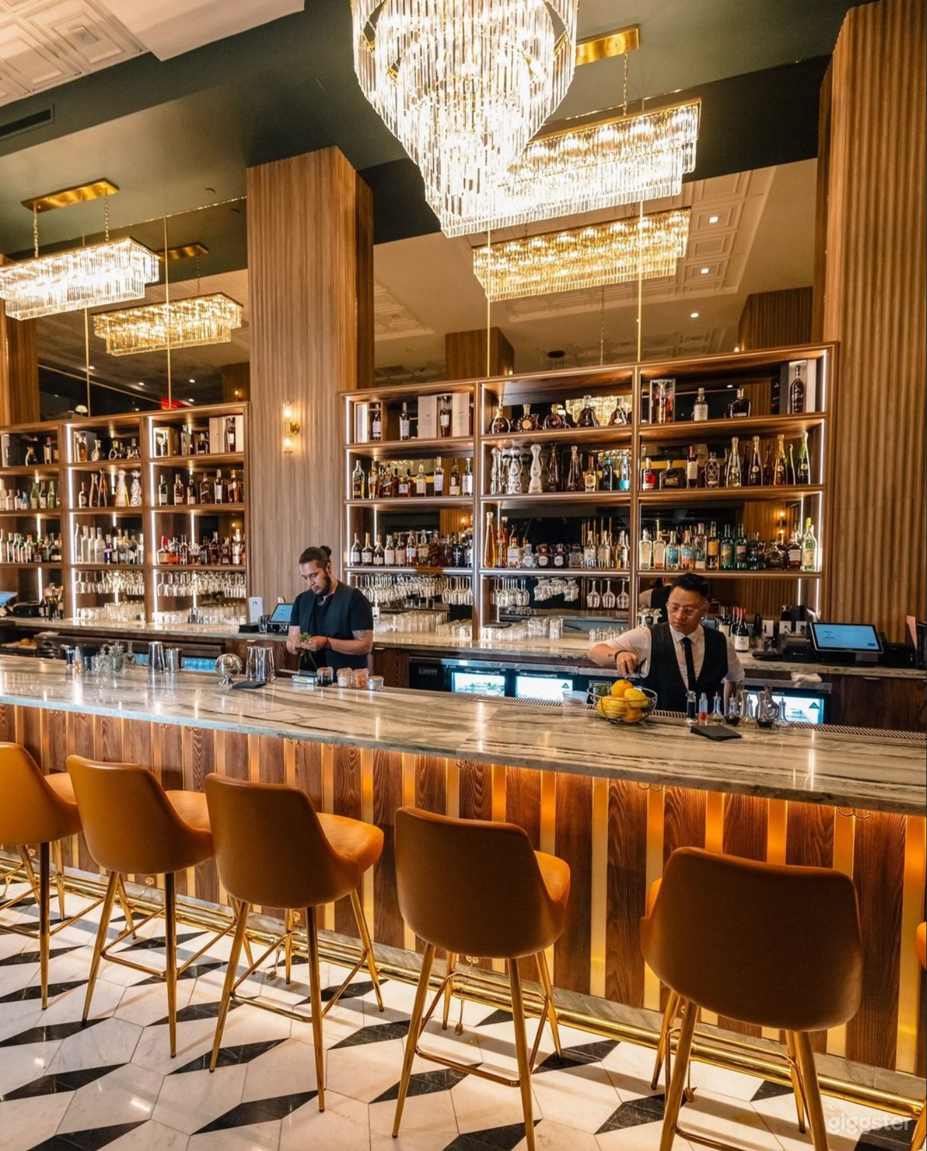 Spacious Elegant Restaurant Photo 4