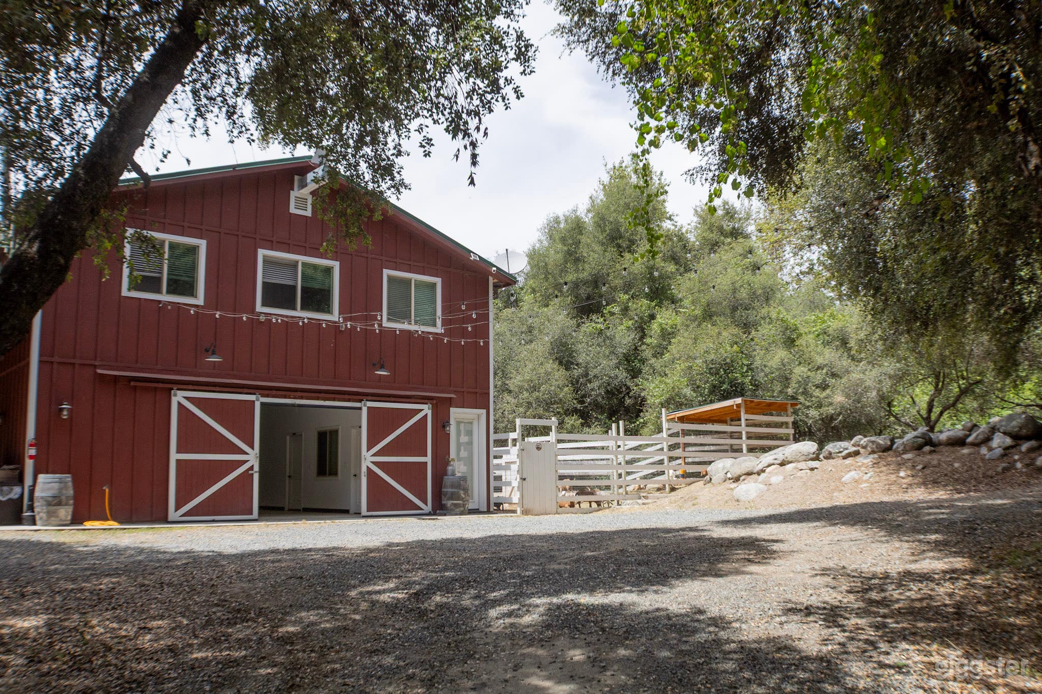Barndominium - Featuring Bar, Bedrooms, Event Space 28-Acres Photo 2