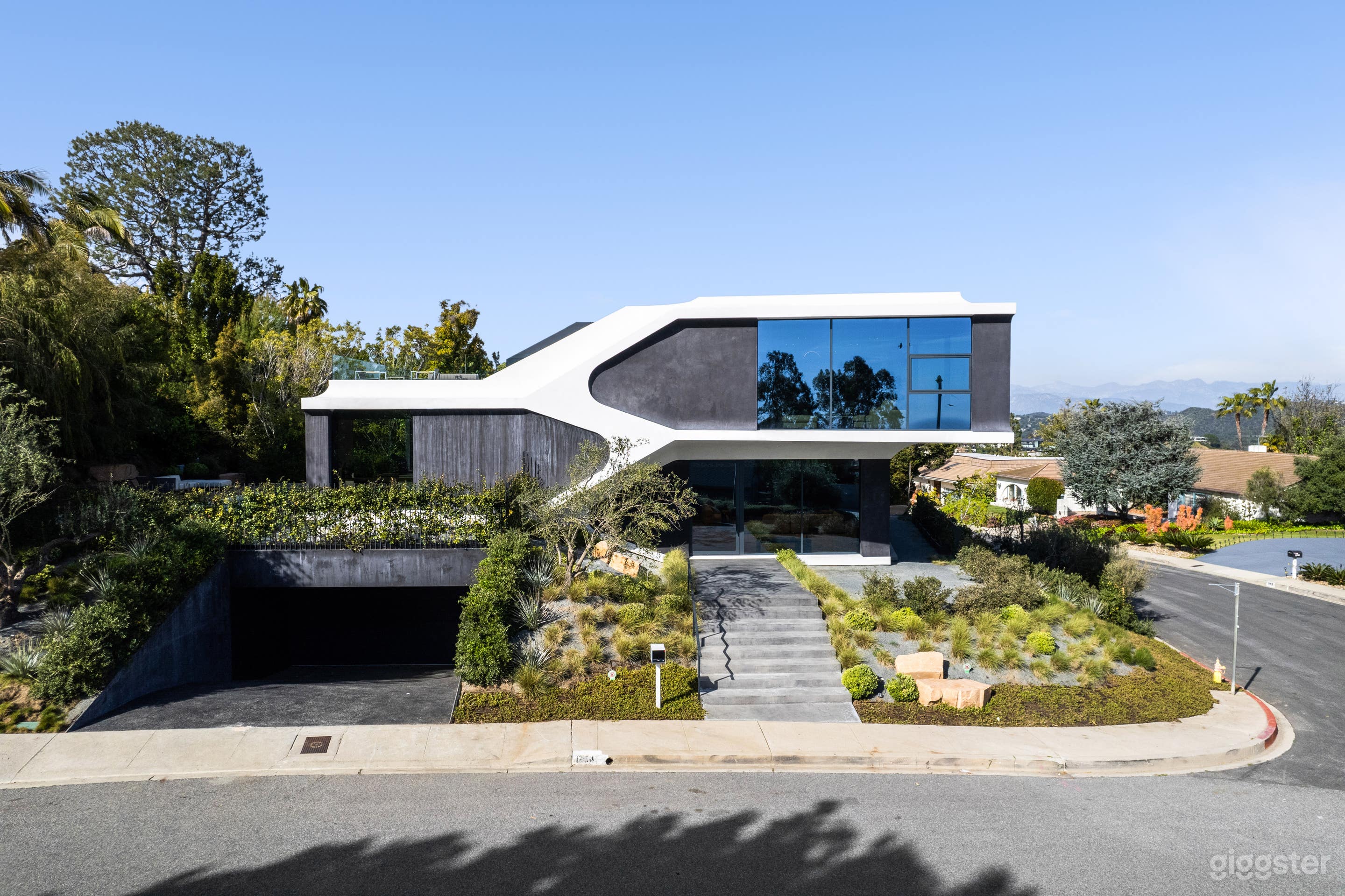 FUTURISTIC ART DECO MANSION Photo 3