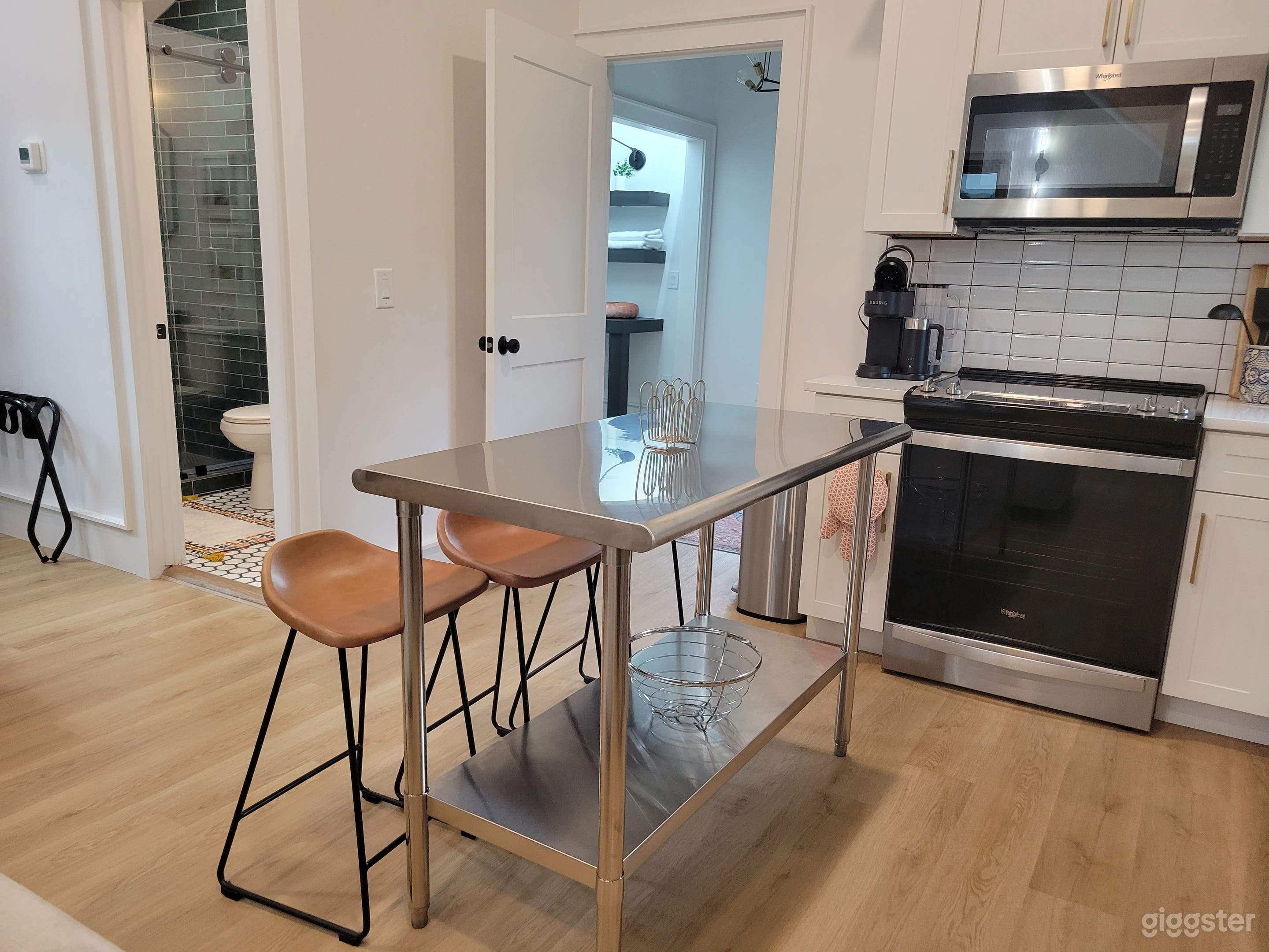 Cute, retro, updated apartment Photo 3