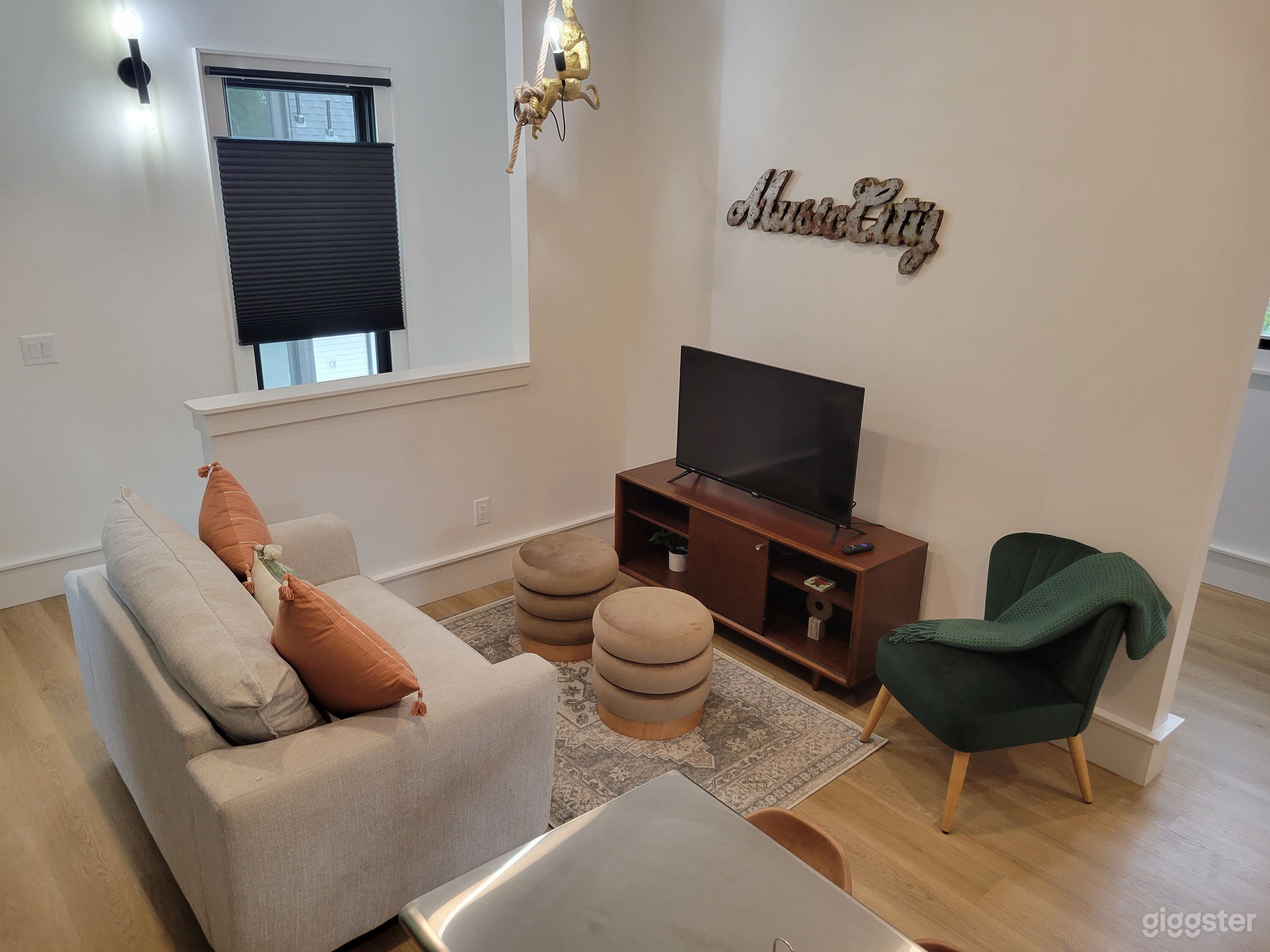Cute, retro, updated apartment Photo 2