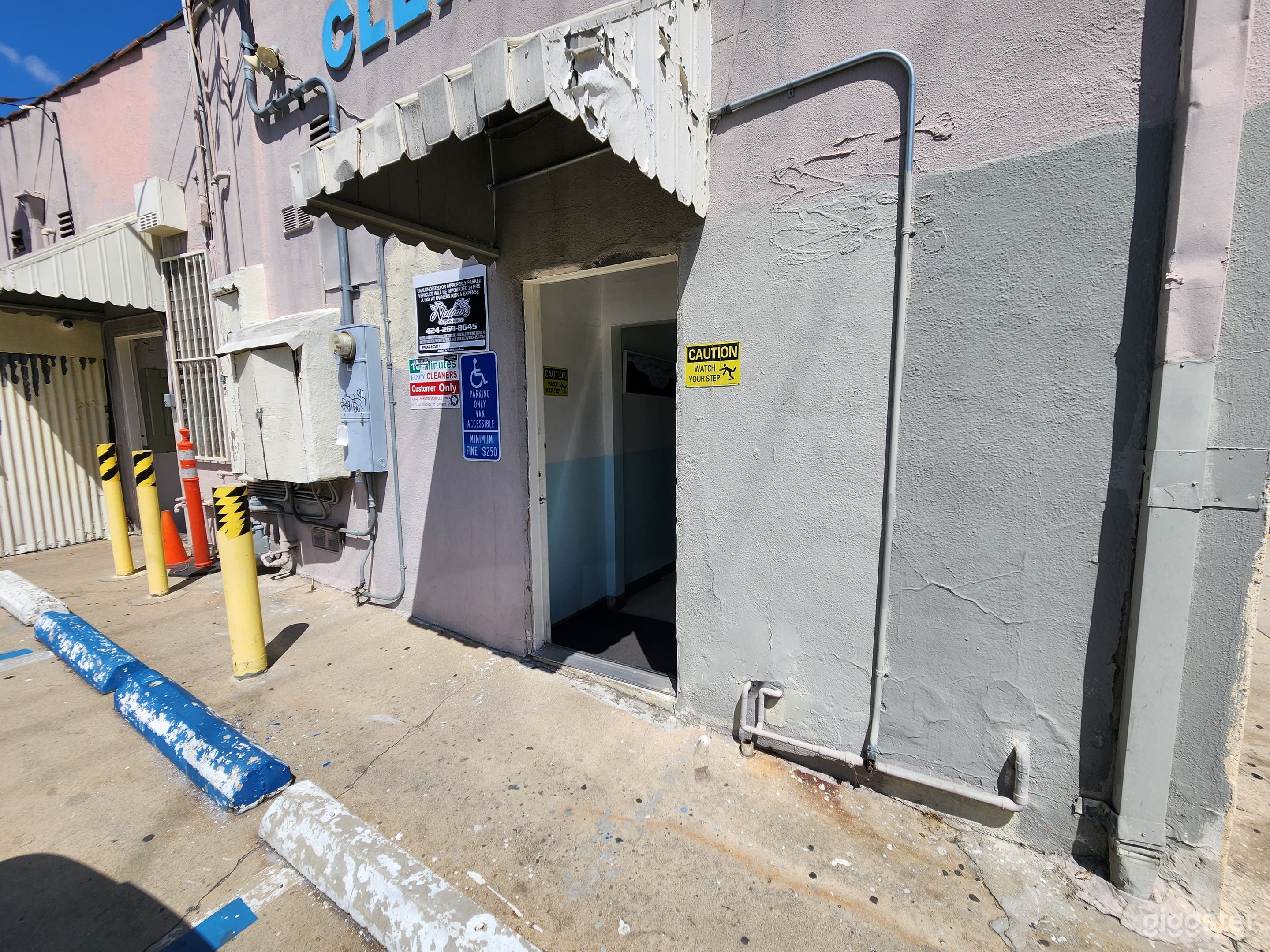 Dry cleaners with all of the equipment Photo 3