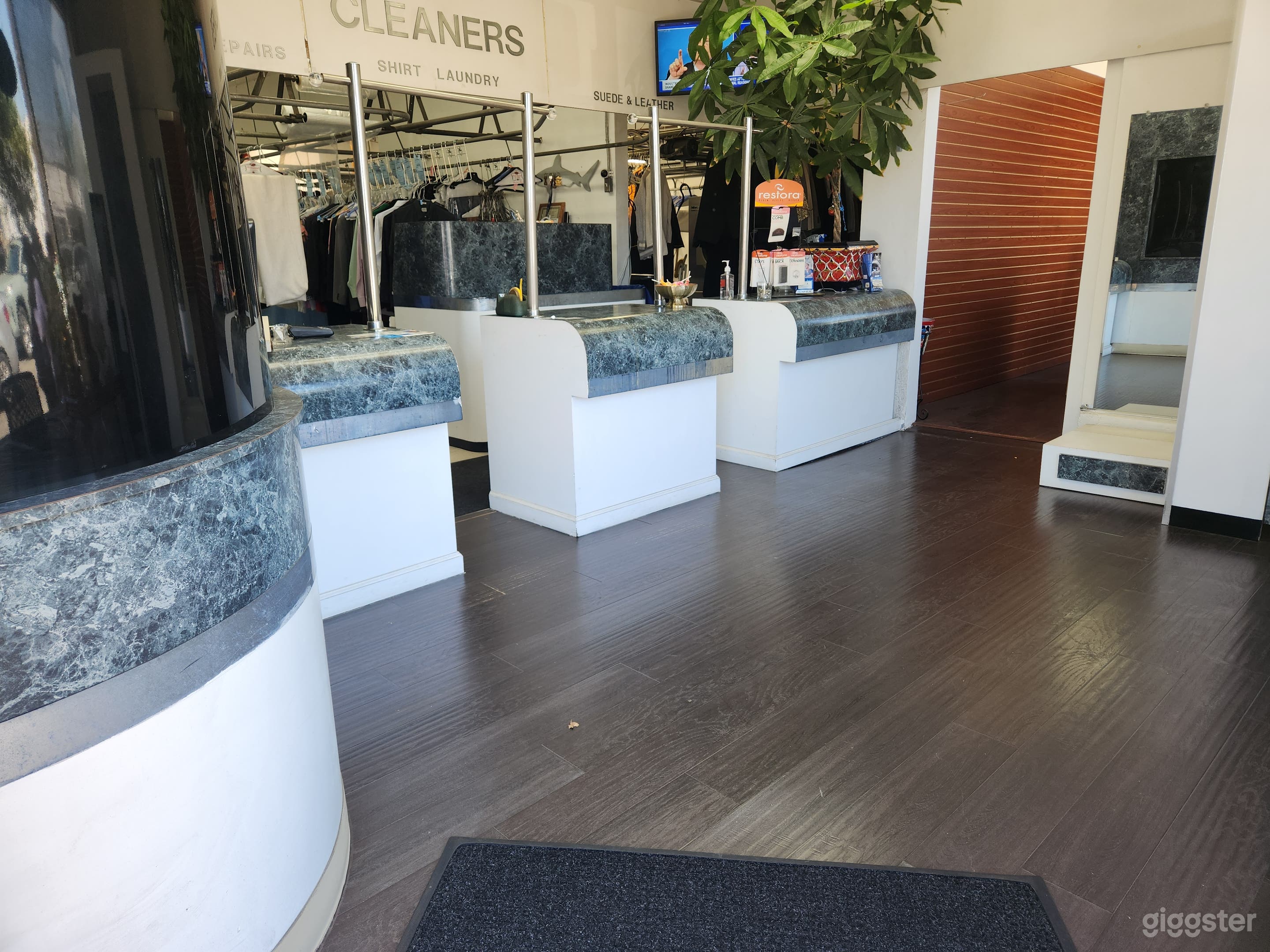 Dry cleaners with all of the equipment Photo 1