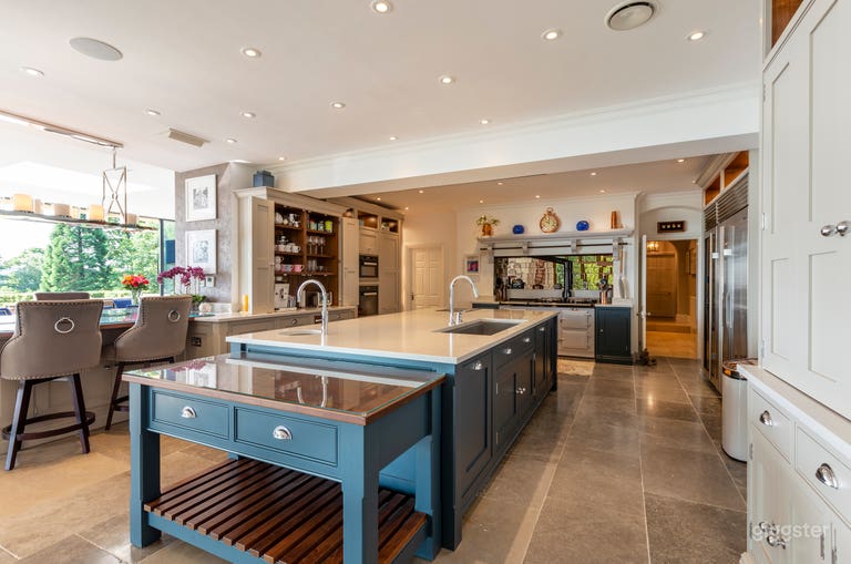  Modern Glass Extension With Ten Acres 