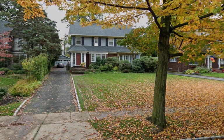  Front of house/dwy/garage 