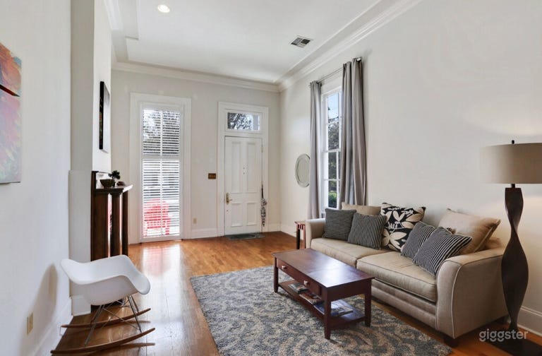  Same room feuded from the other side looking to the front of the house. 