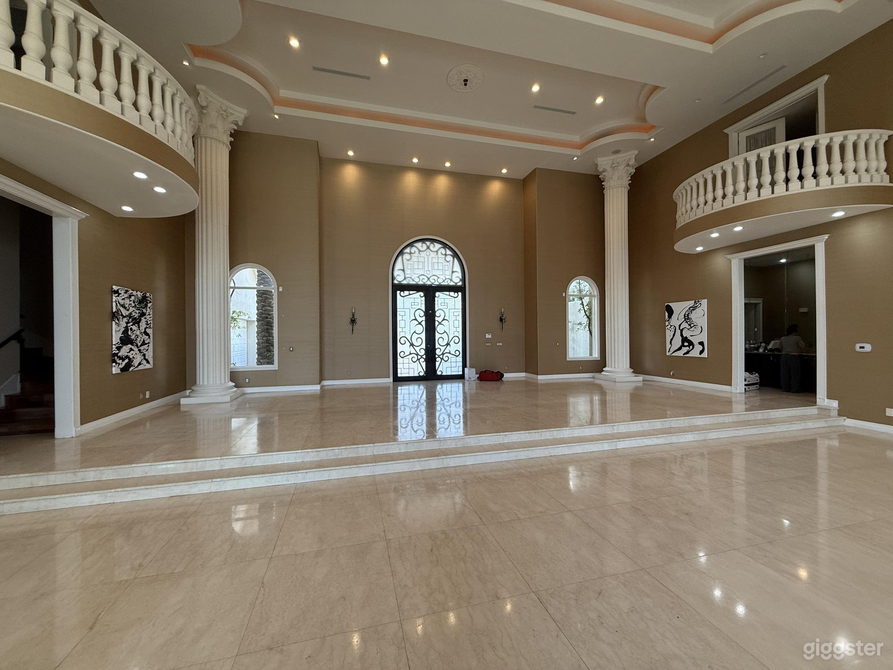 3200 Sq Ft ballroom in a 16000 sqft Mansion Photo 2