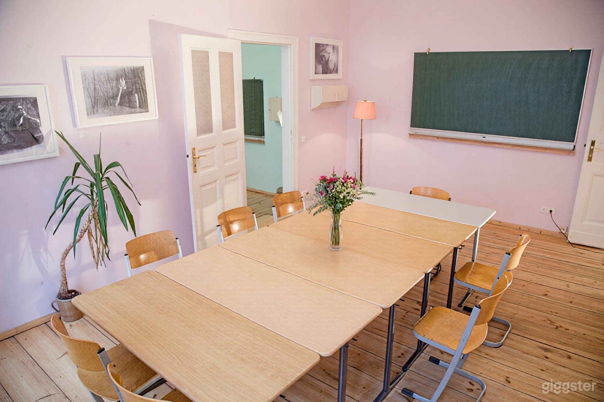 Heller Unterrichts- und Besprechungsraum mit Tageslicht Foto 4