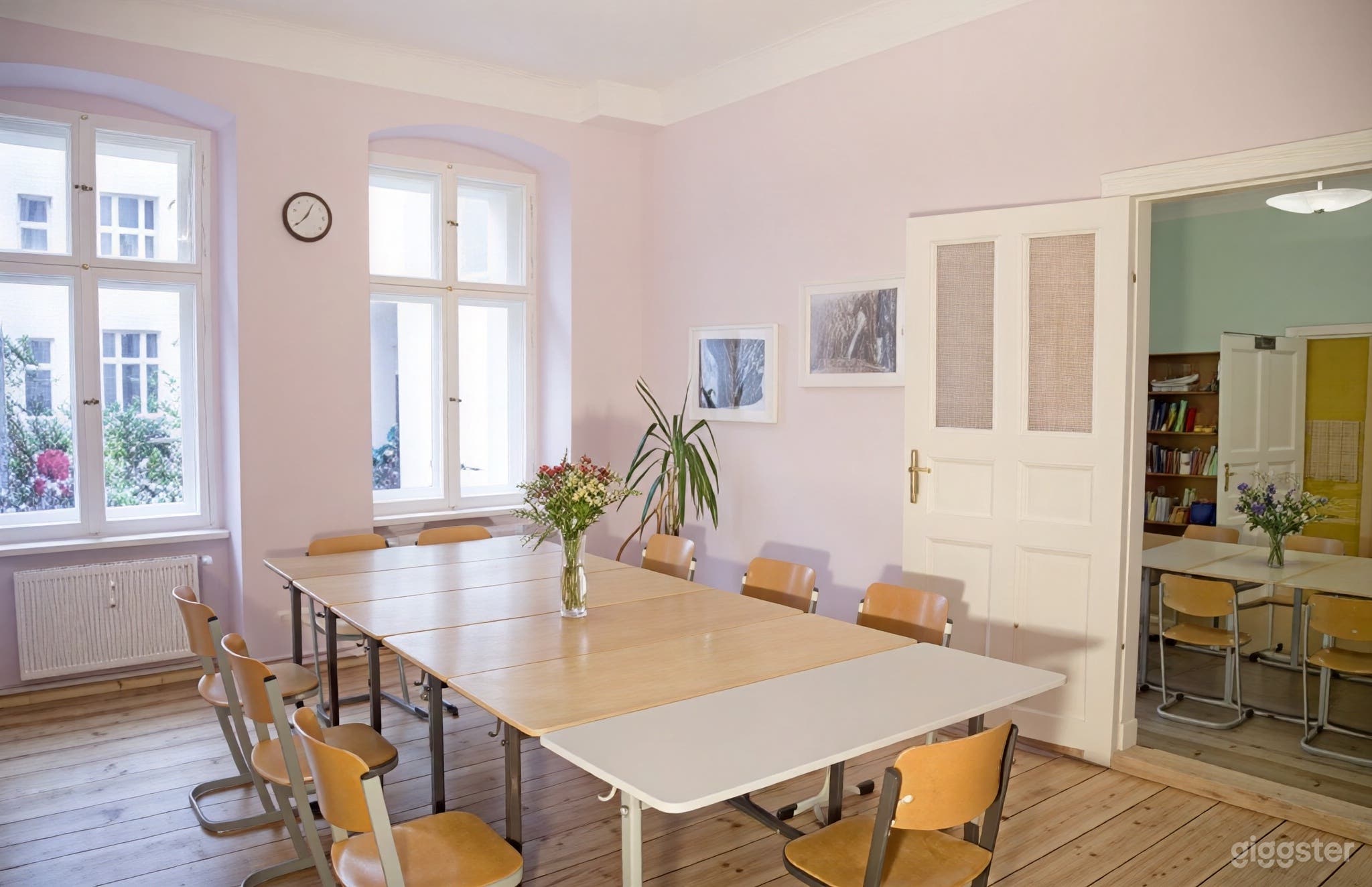 Heller Unterrichts- und Besprechungsraum mit Tageslicht Foto 1