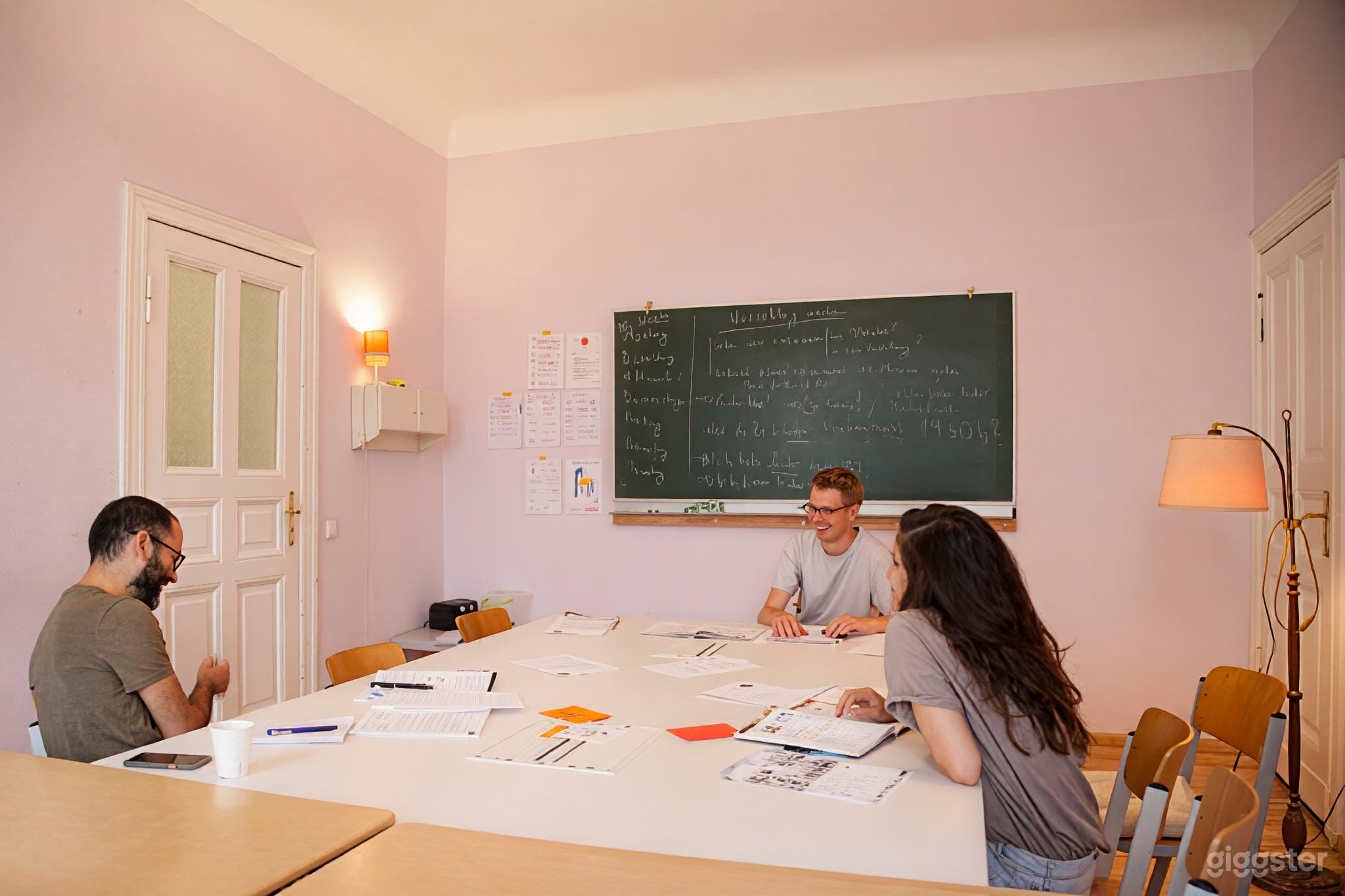 Heller Unterrichts- und Besprechungsraum mit Tageslicht Foto 3