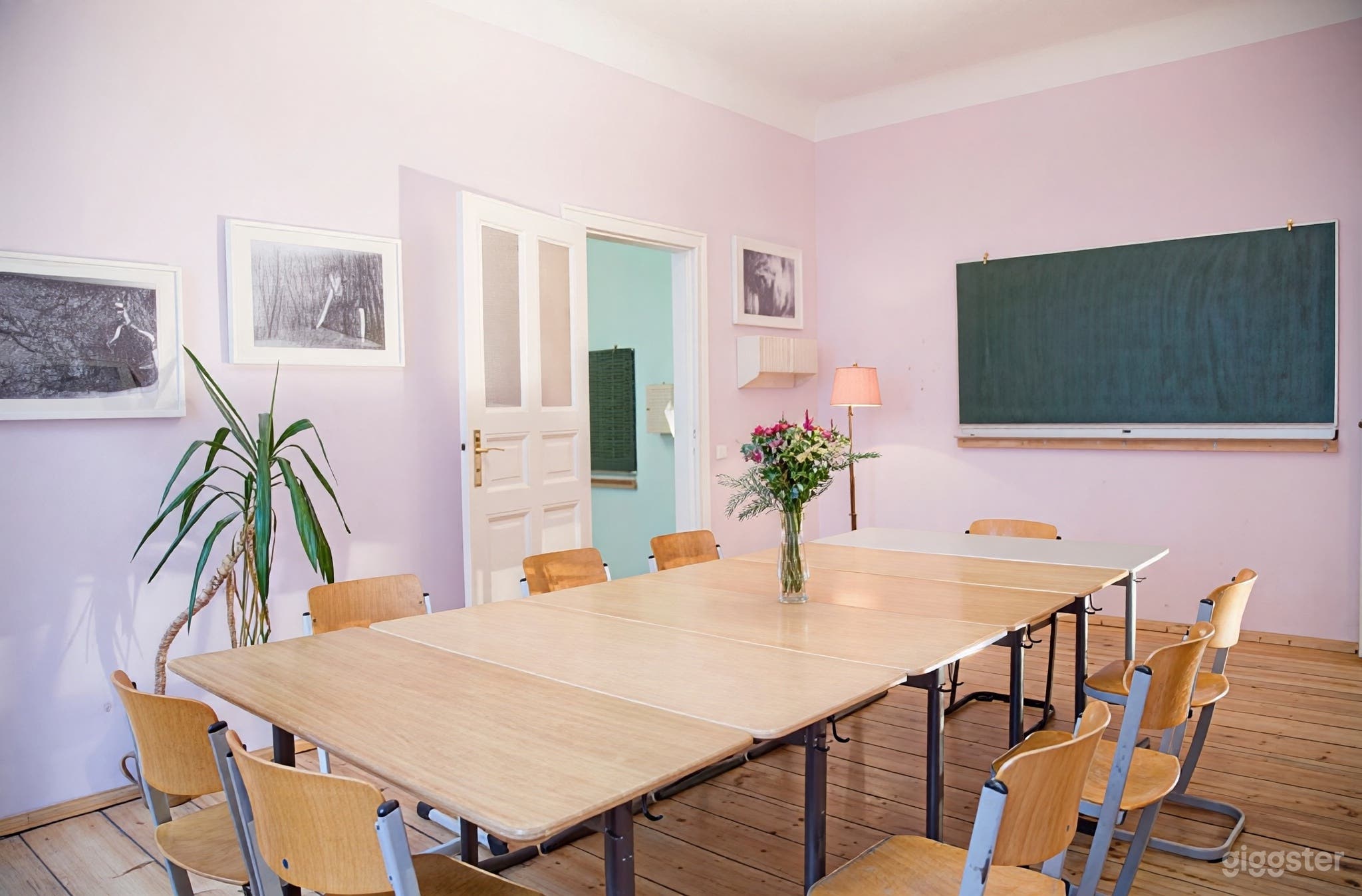 Heller Unterrichts- und Besprechungsraum mit Tageslicht Foto 2