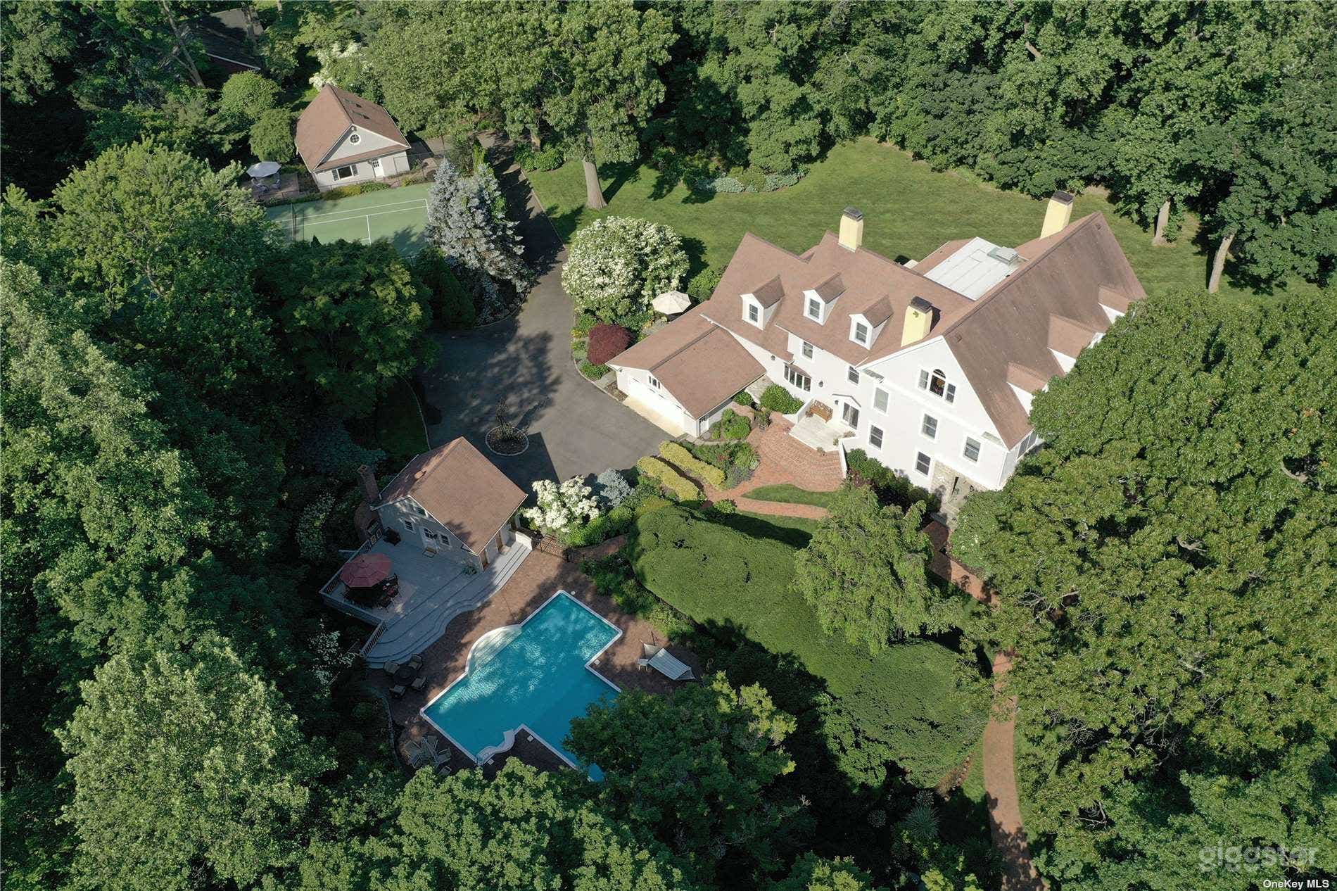 Elegant 1880s Heritage Haven: History, Luxury, Pool &amp; Tennis Court  Photo 1