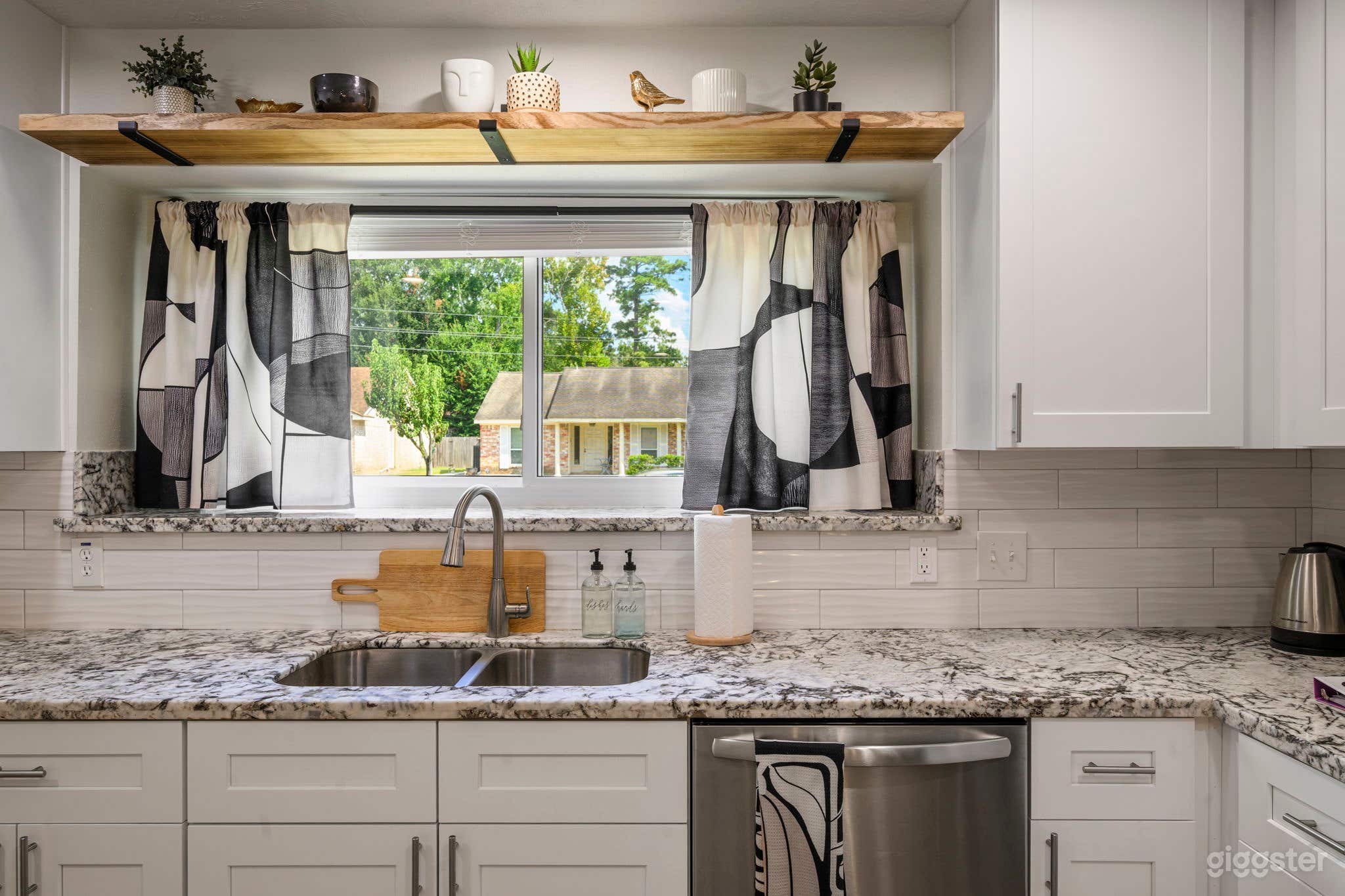 Boho Bungalow near IAH Photo 4