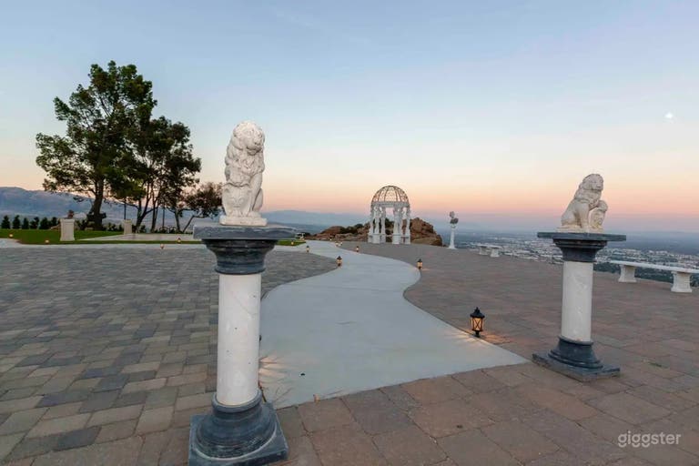  Hilltop Estate Backyard 