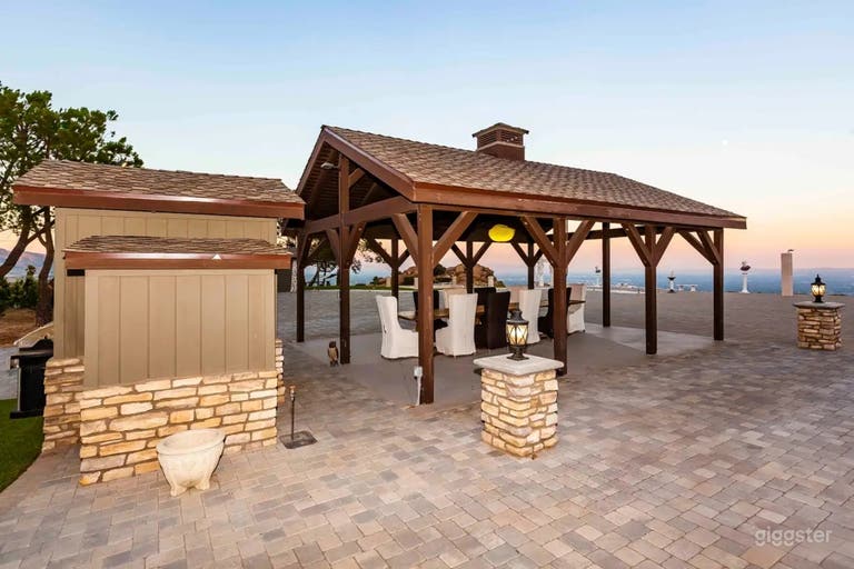  Hilltop Estate Backyard 