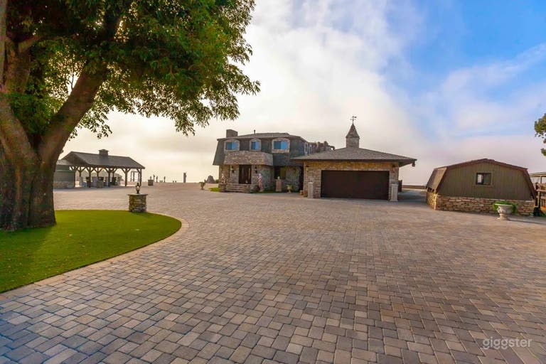  Hilltop Estate Backyard 