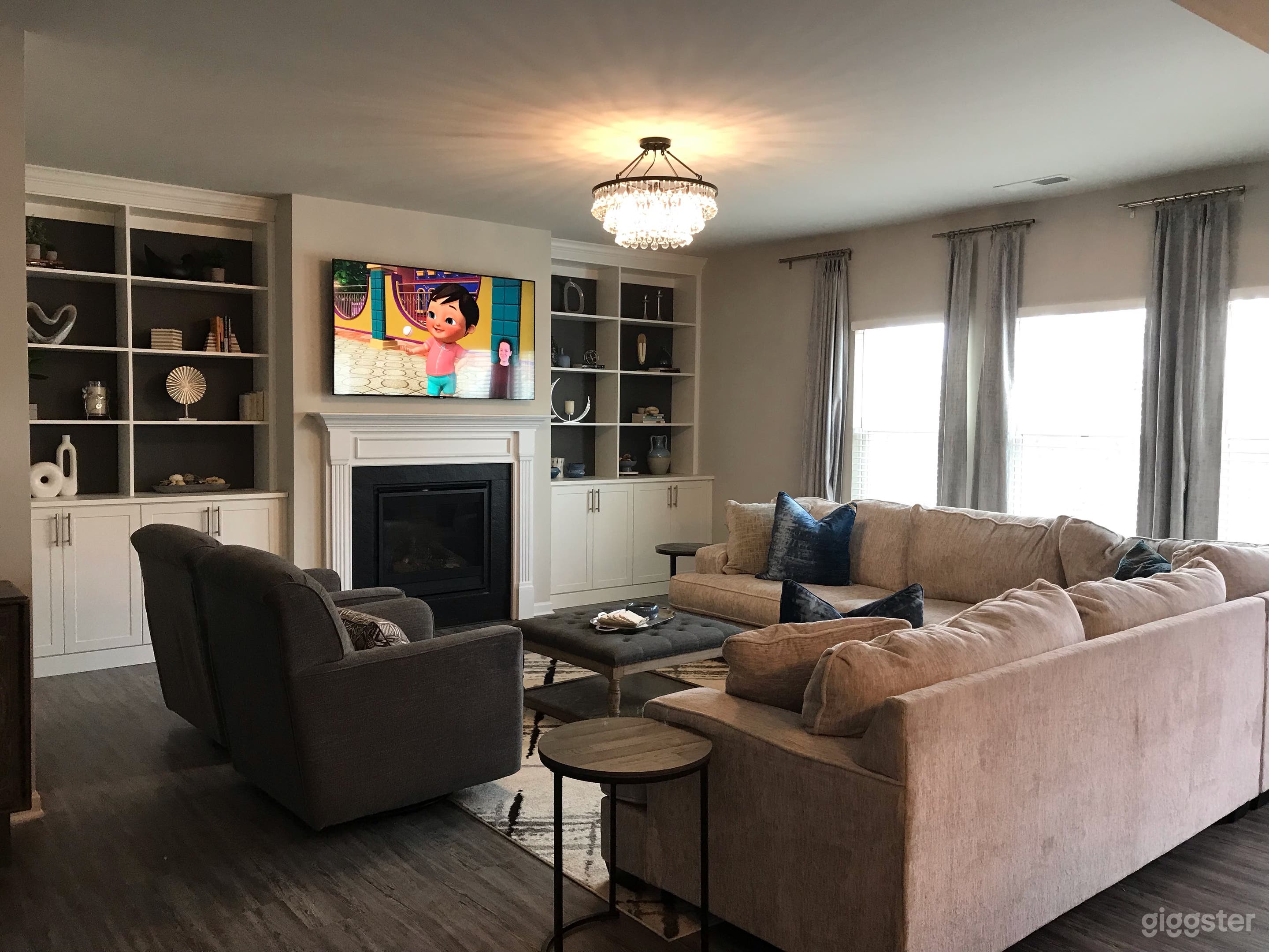 Living room w/beautiful built-ins, chandelier and all brand new furniture