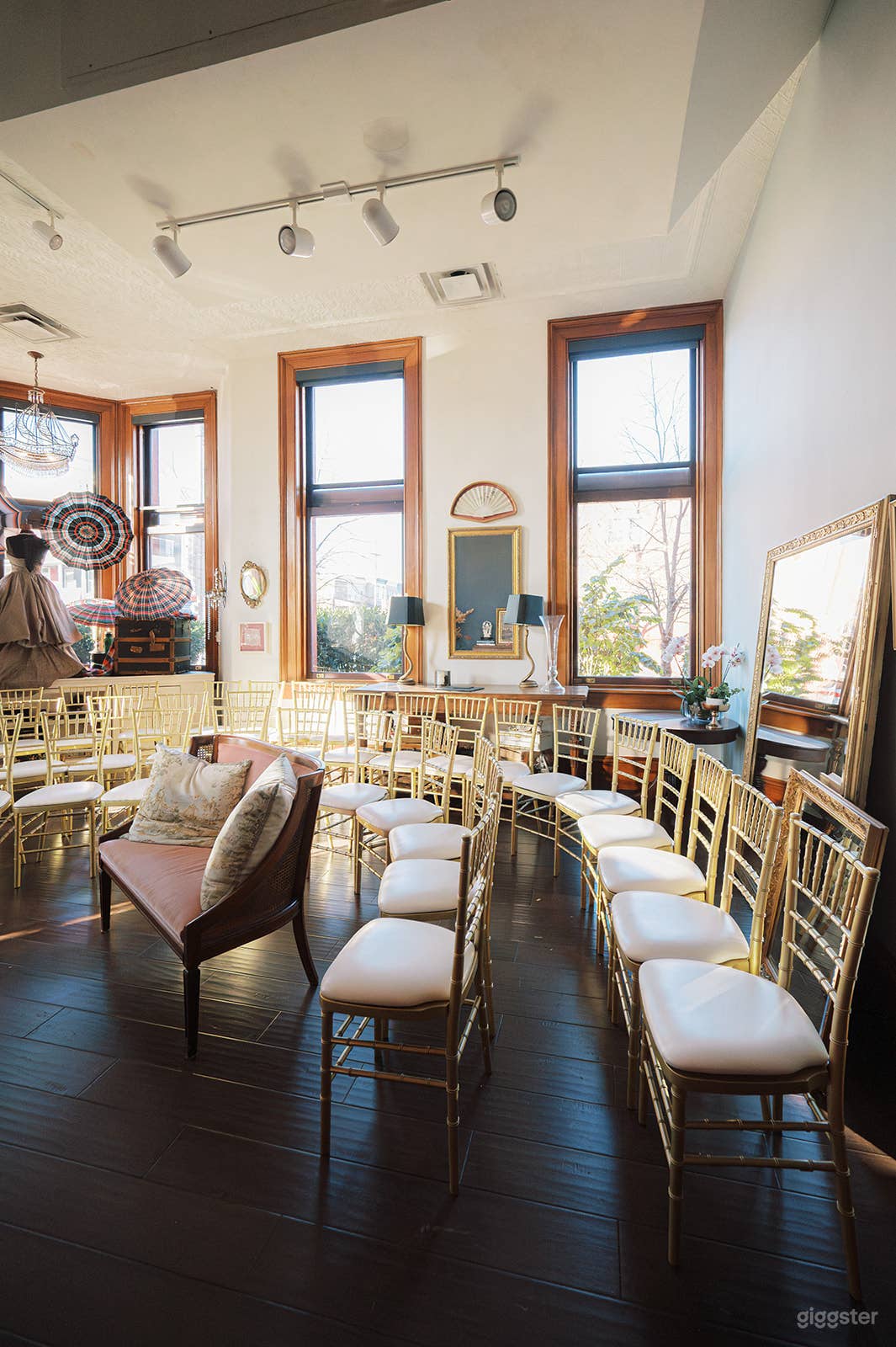 Elegant Bohemian Bridal Salon Photo 3