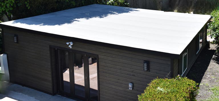  Annex with 2 bathrooms an area for food prep 