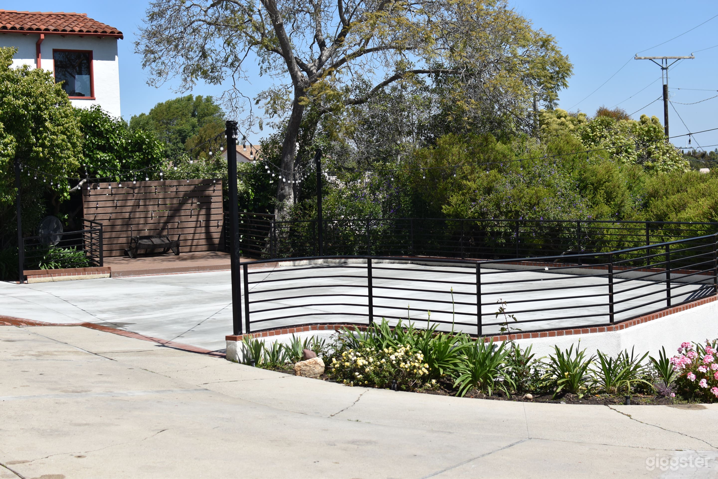 Beautiful Outdoor Yard for Events Photo 4