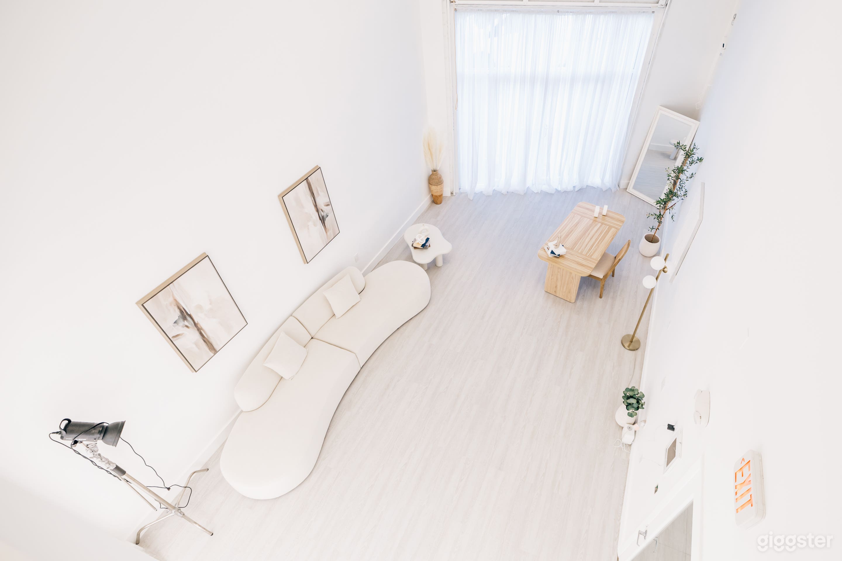 Modern Photography Studio with CYC Wall and Natural Light Photo 1