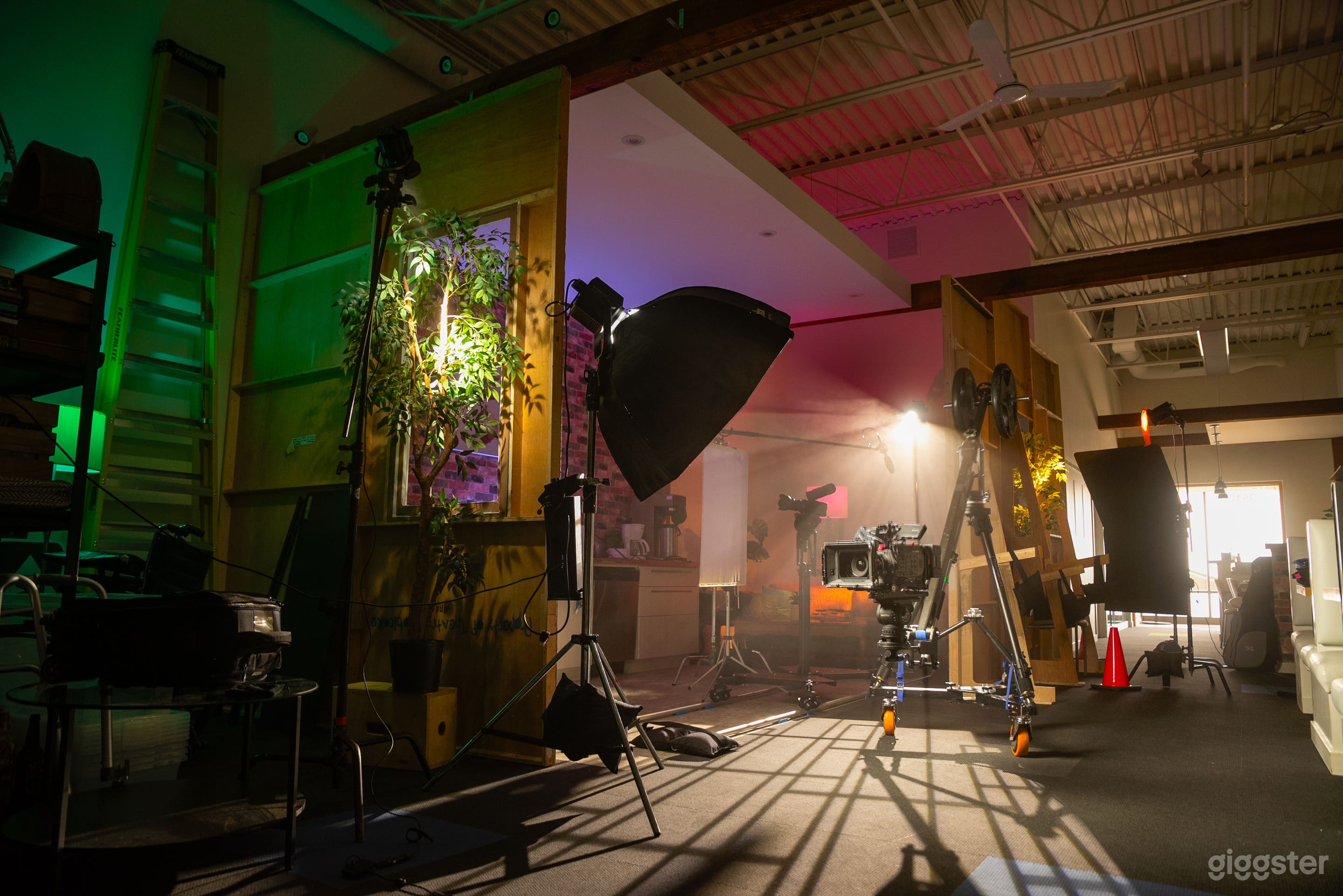 Film &amp; Commercial Studio in Burlington Ontario Photo 1