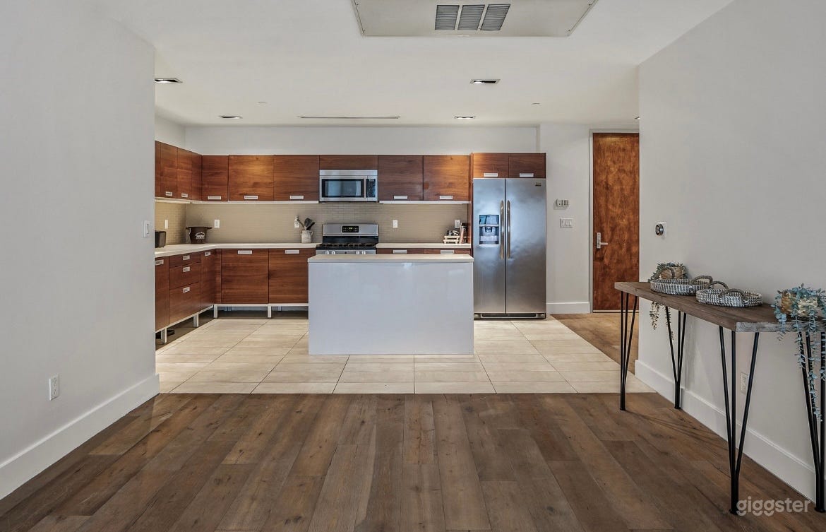 PRIME HOLLYWOOD MODERN CONDO Photo 4