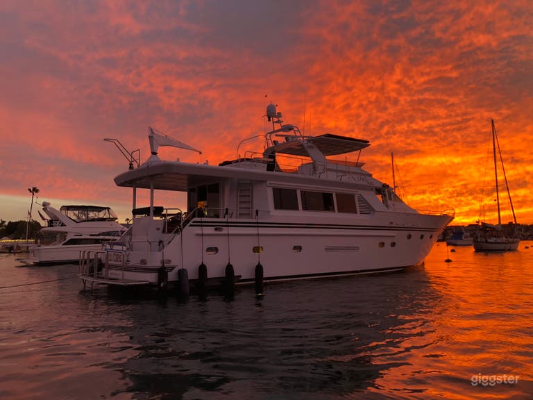  Luxury 80’ Yacht with Jacuzzi & Flybridge 