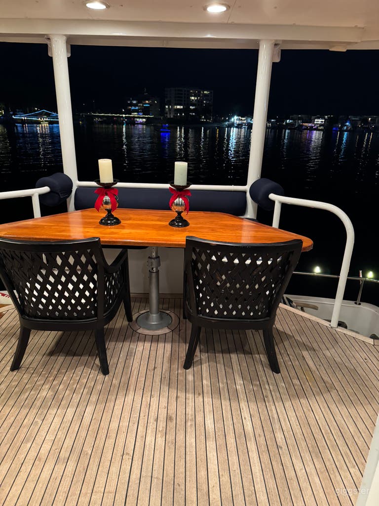  Luxury 80’ Yacht with Jacuzzi & Flybridge 