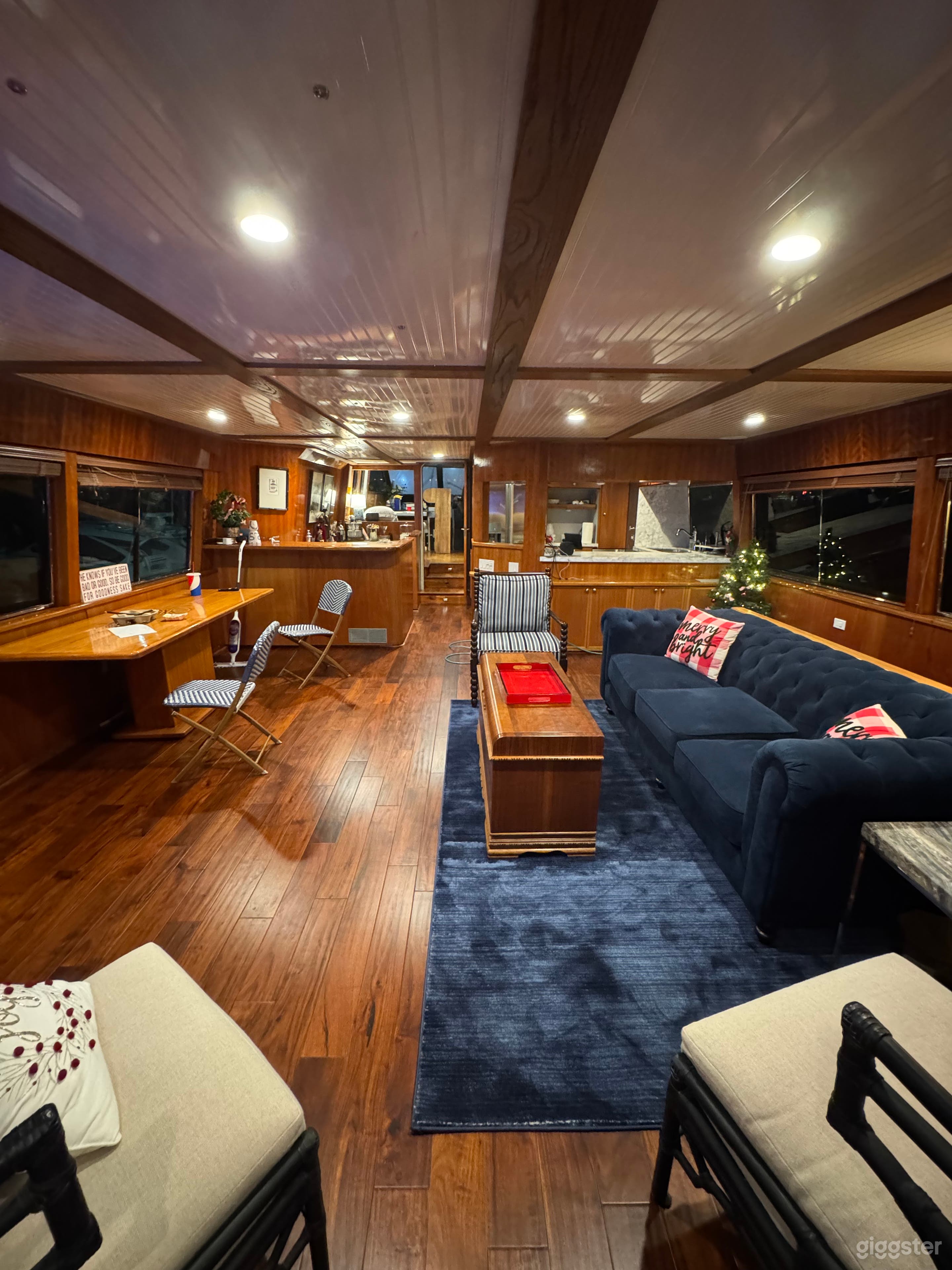 Luxury 80’ Yacht with Jacuzzi & Flybridge Photo 2