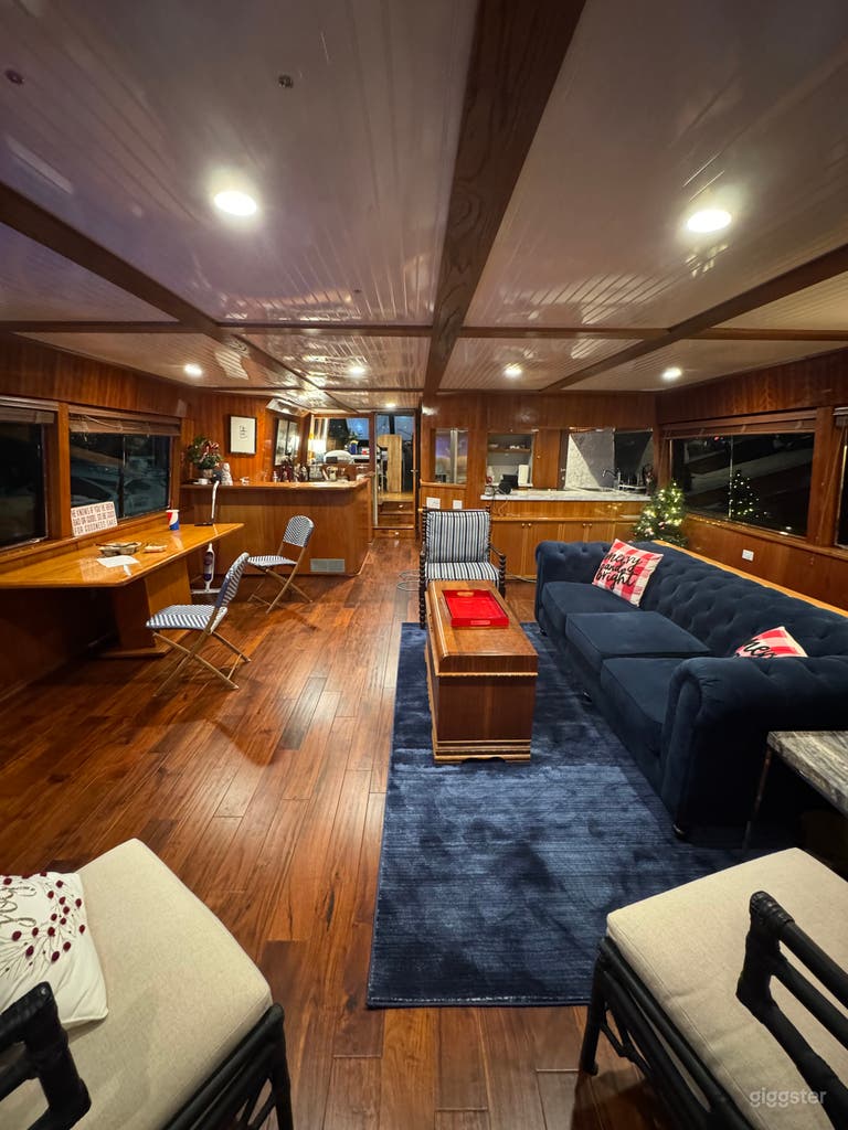  Luxury 80’ Yacht with Jacuzzi & Flybridge 