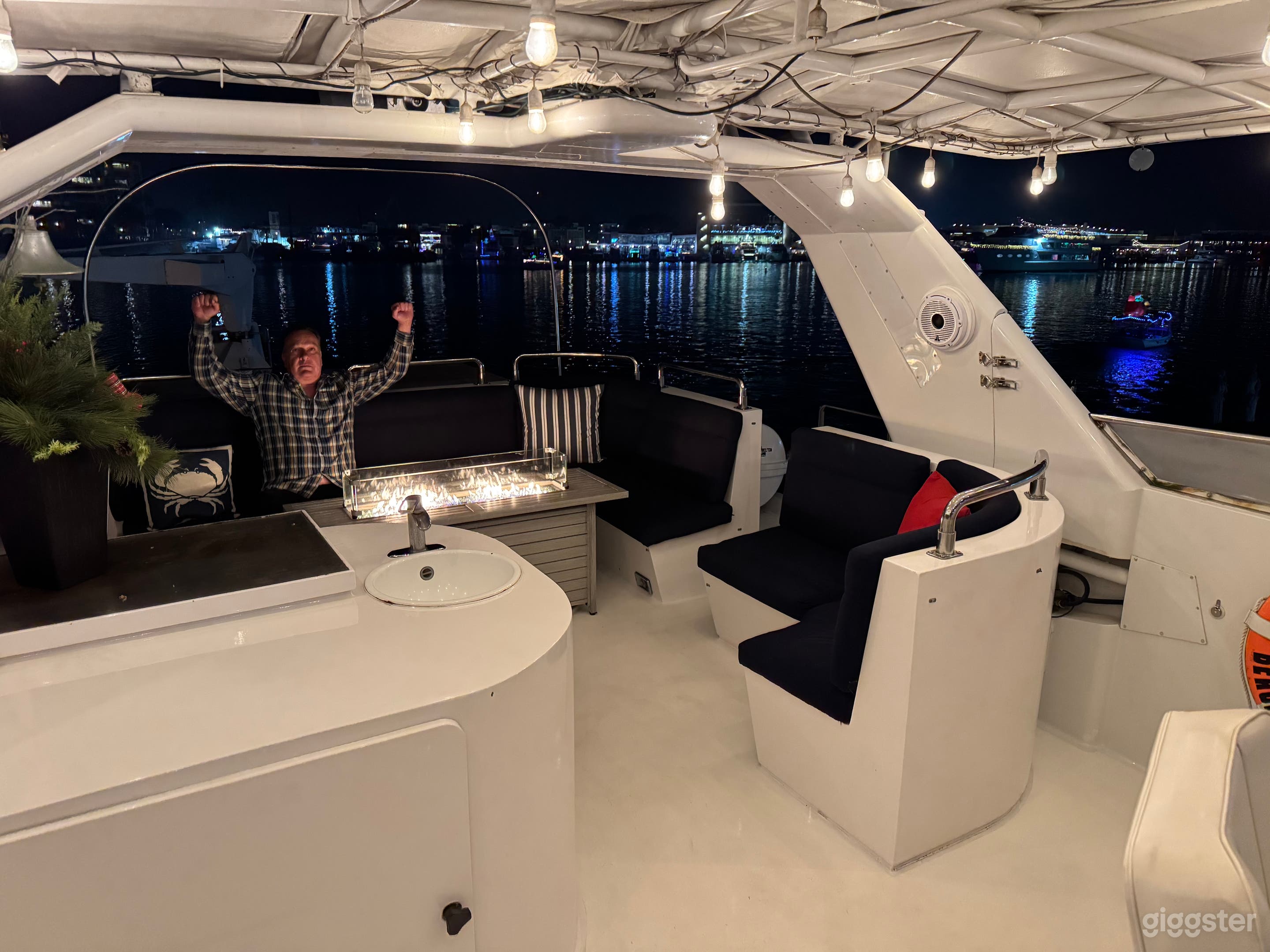 Luxury 80’ Yacht with Jacuzzi & Flybridge Photo 4