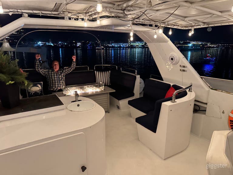  Luxury 80’ Yacht with Jacuzzi & Flybridge 