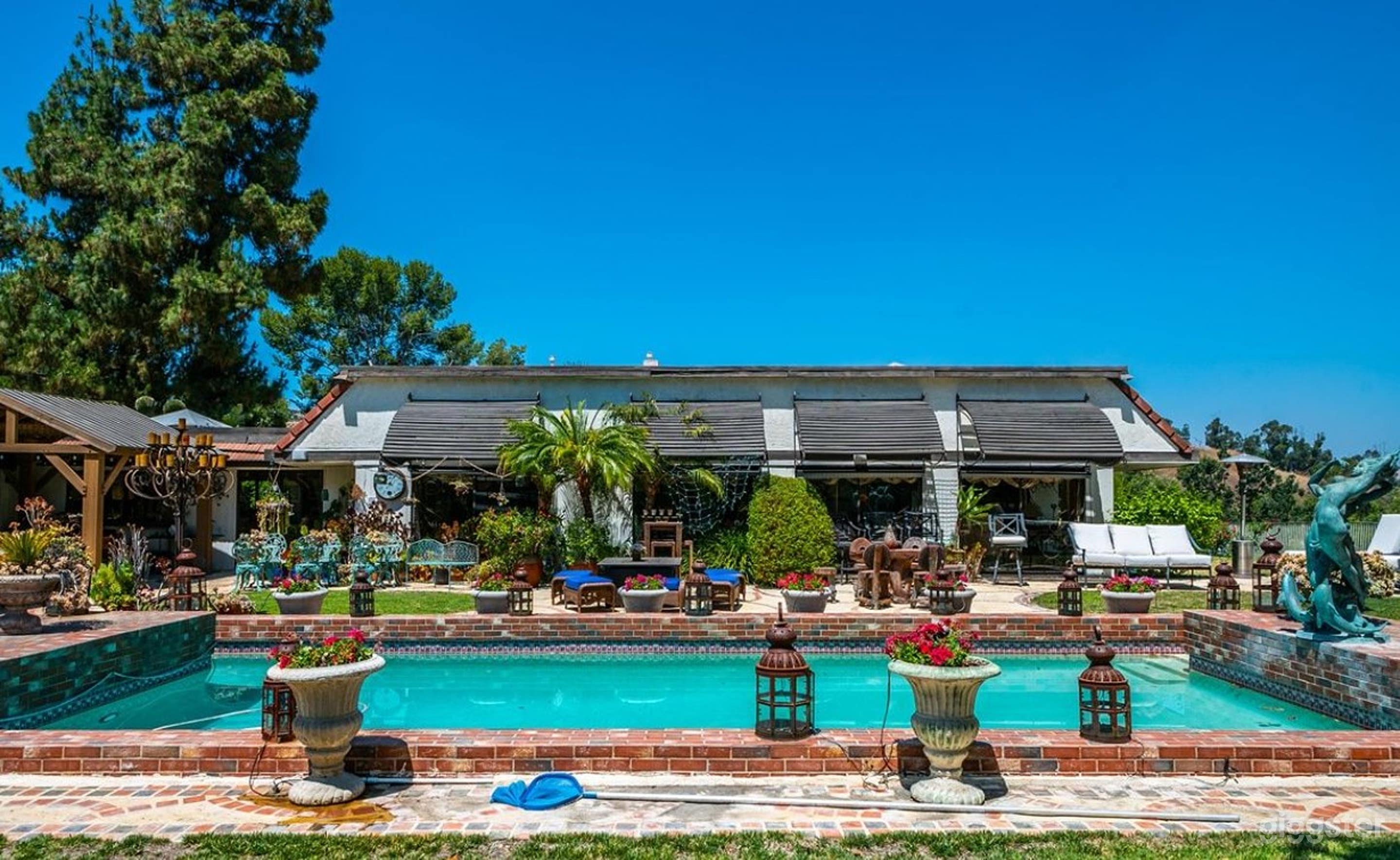 Over Sized Sparkling Pool Photo 2