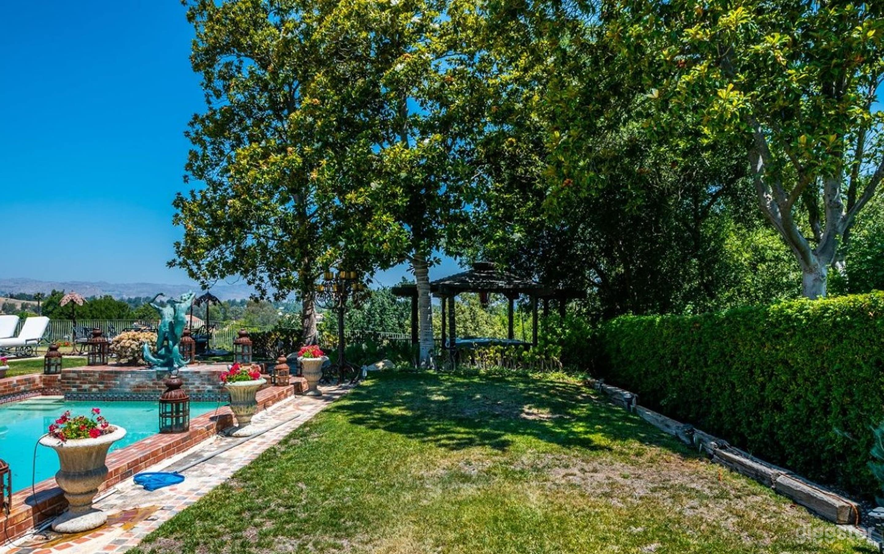 Over Sized Sparkling Pool Photo 3