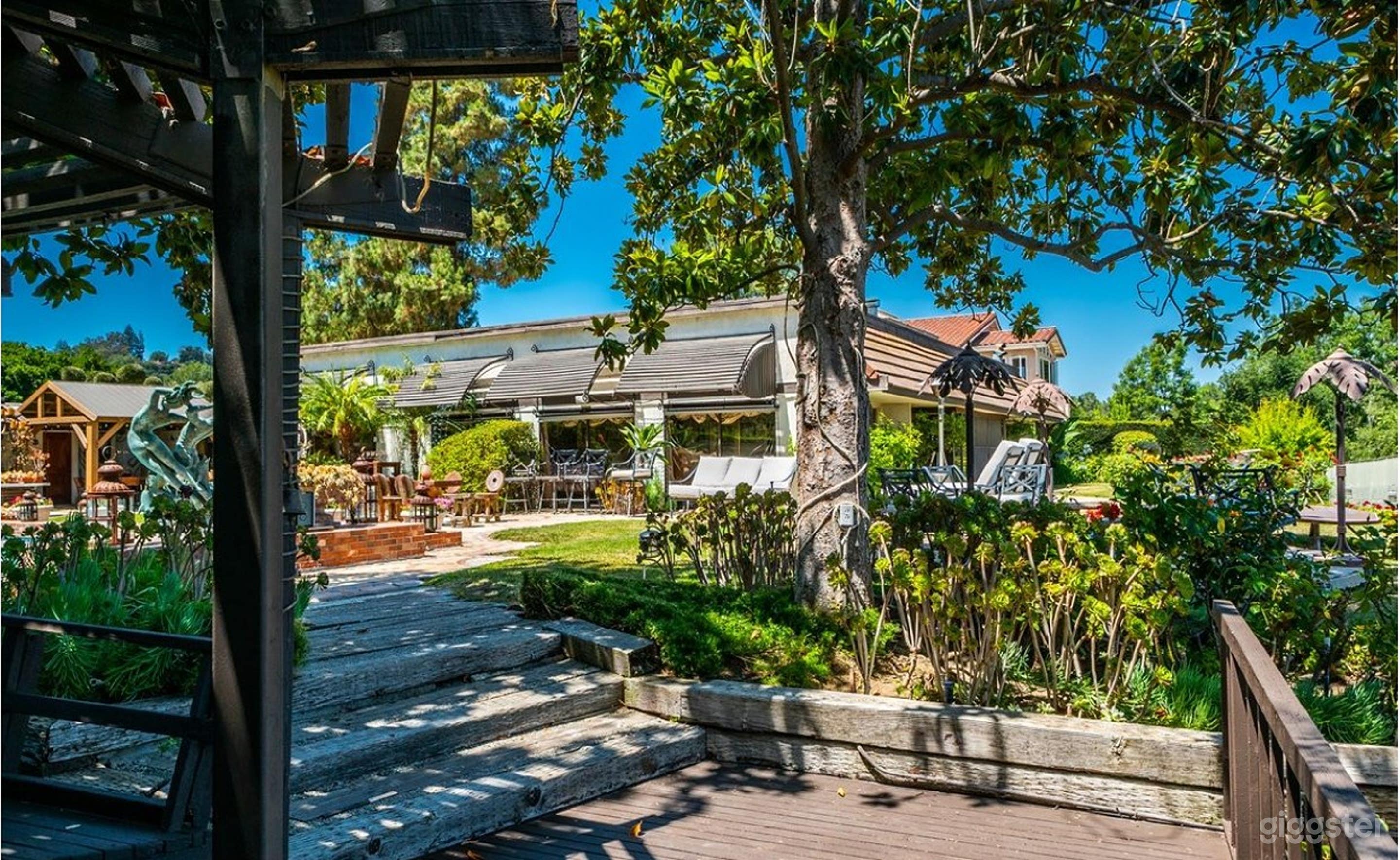 Over Sized Sparkling Pool Photo 4