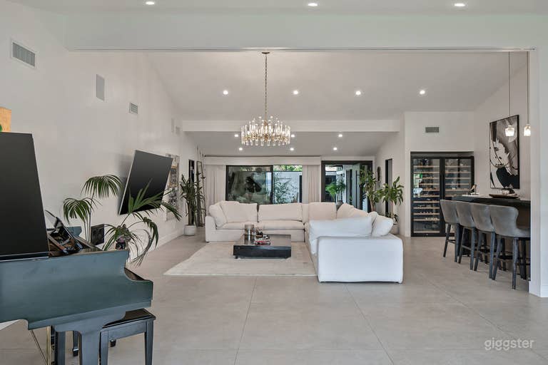  Exquisite LA View Home w/ Pool & Jacuzzi  