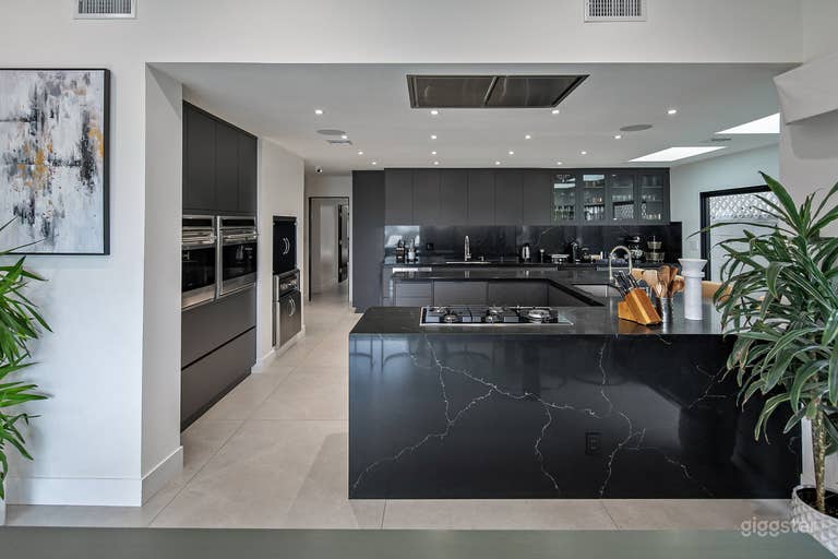  Exquisite LA View Home w/ Pool & Jacuzzi  