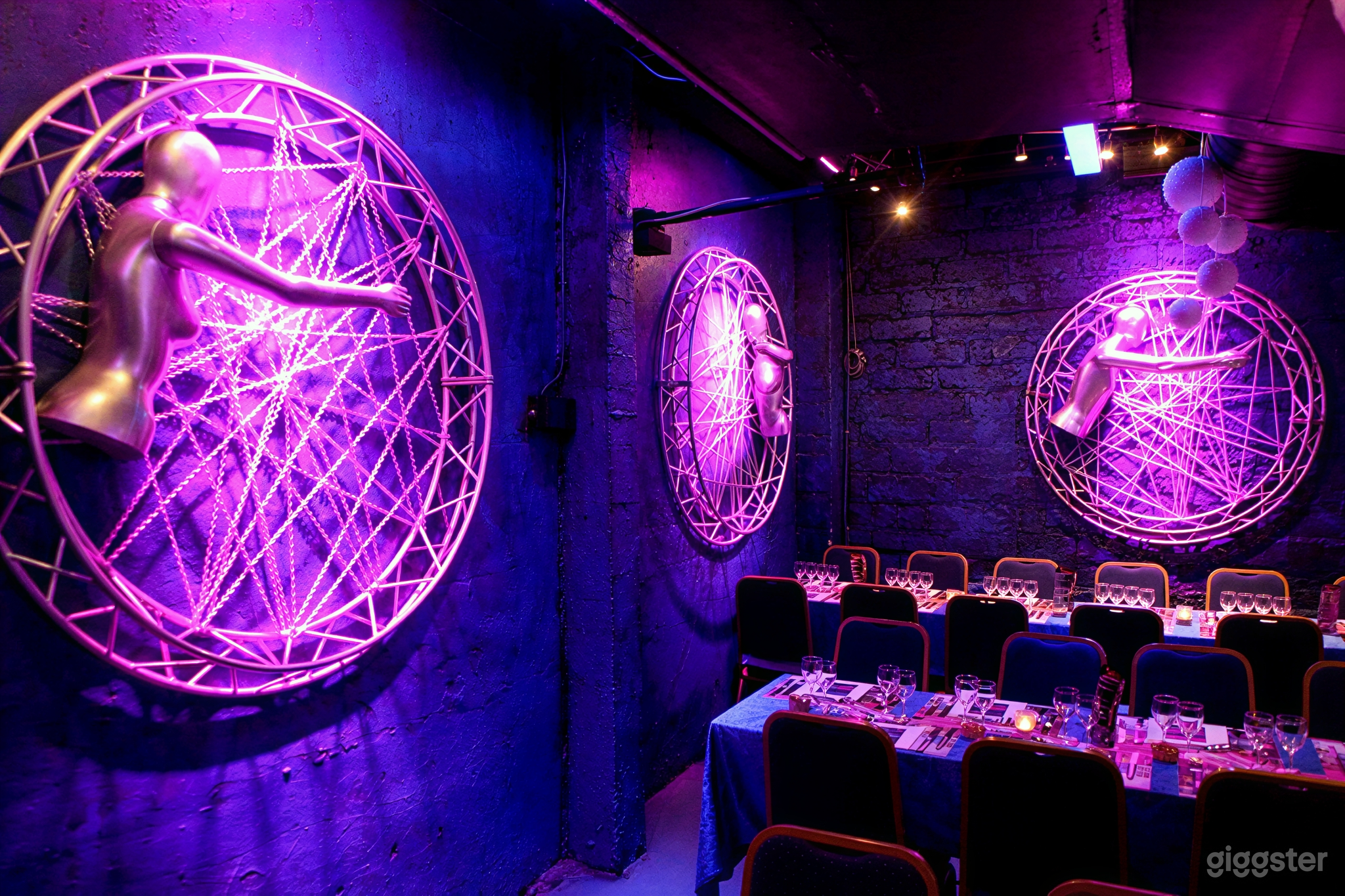 Photo de Privatisation d’un théâtre cabaret français classique 3