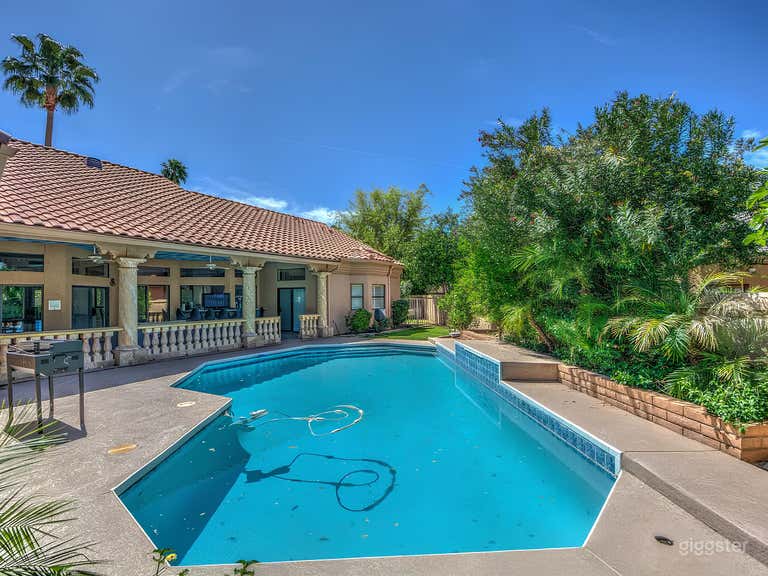  Piscina Pintoresca con Cascada 