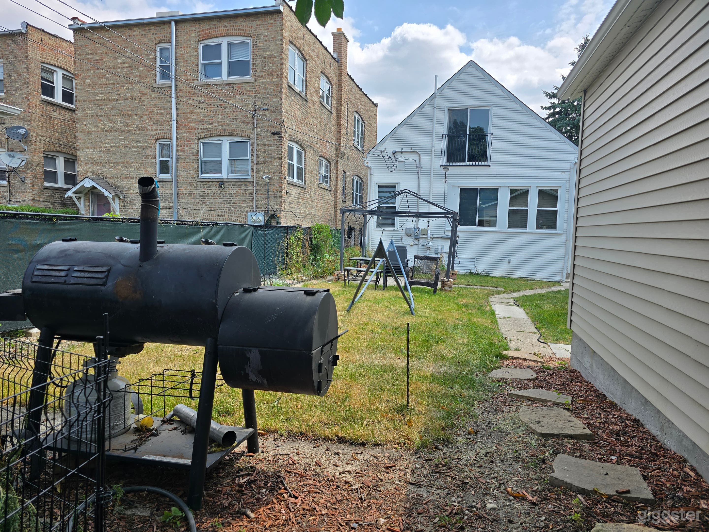 Huge 2,200sqft Multi-Zone Urban Oasis with Grill & Fire Pit! Photo 2
