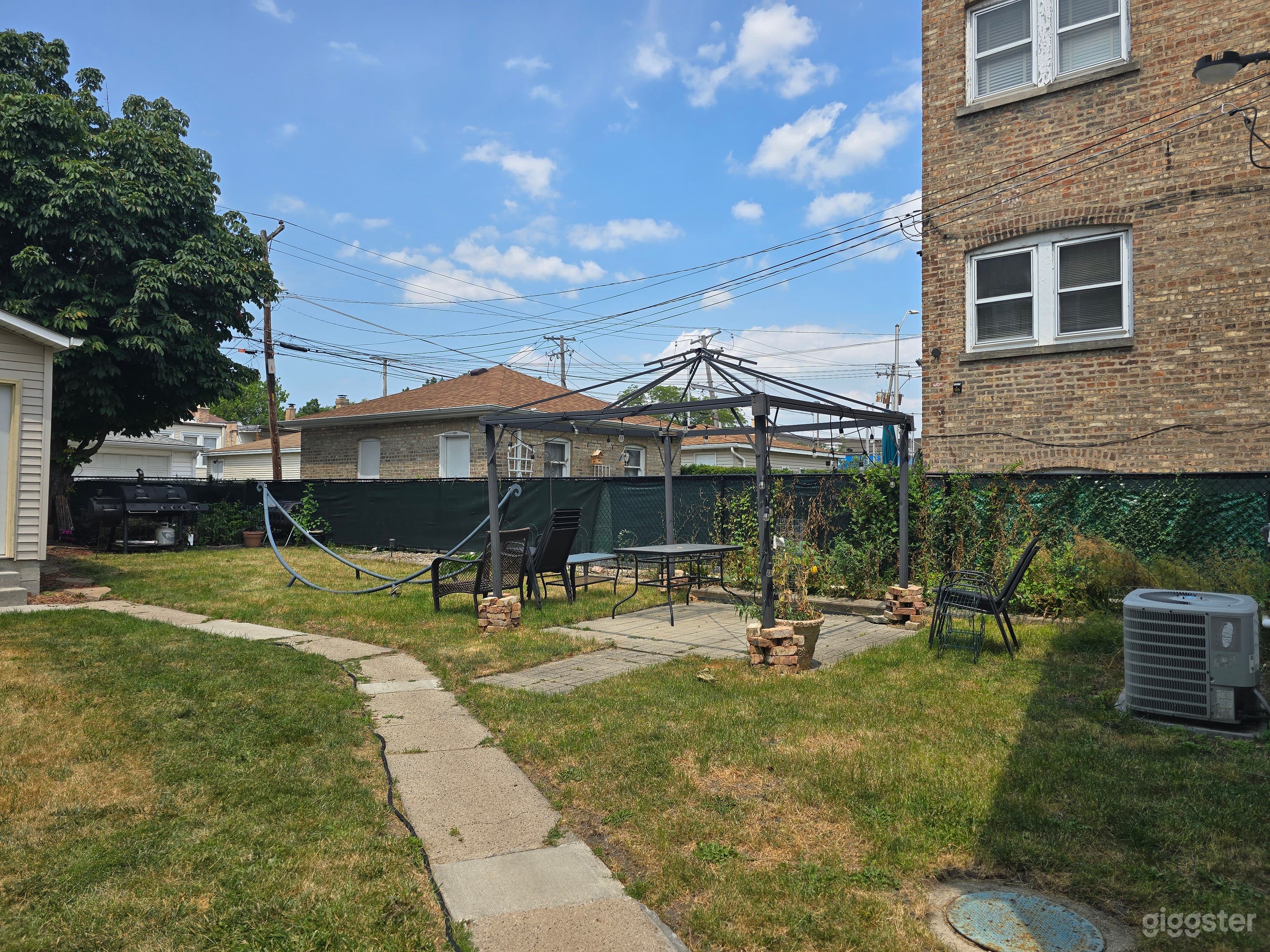 Huge 2,200sqft Multi-Zone Urban Oasis with Grill & Fire Pit! Photo 3