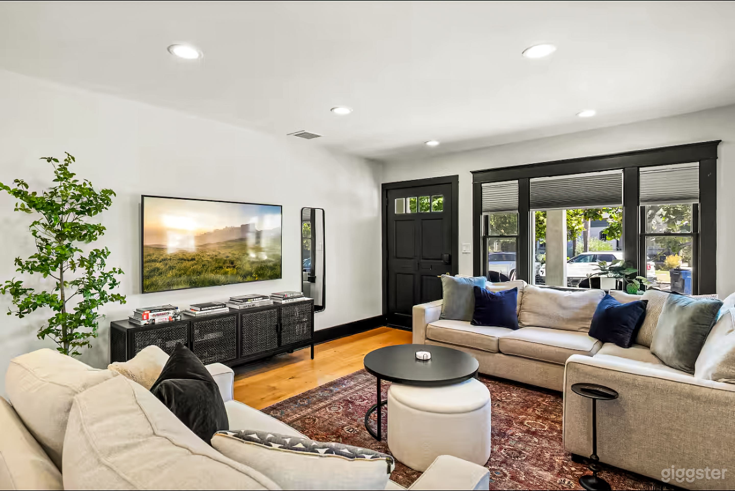 Bright & Modern House — Ideal for Film, Photo & Creative Photo 2