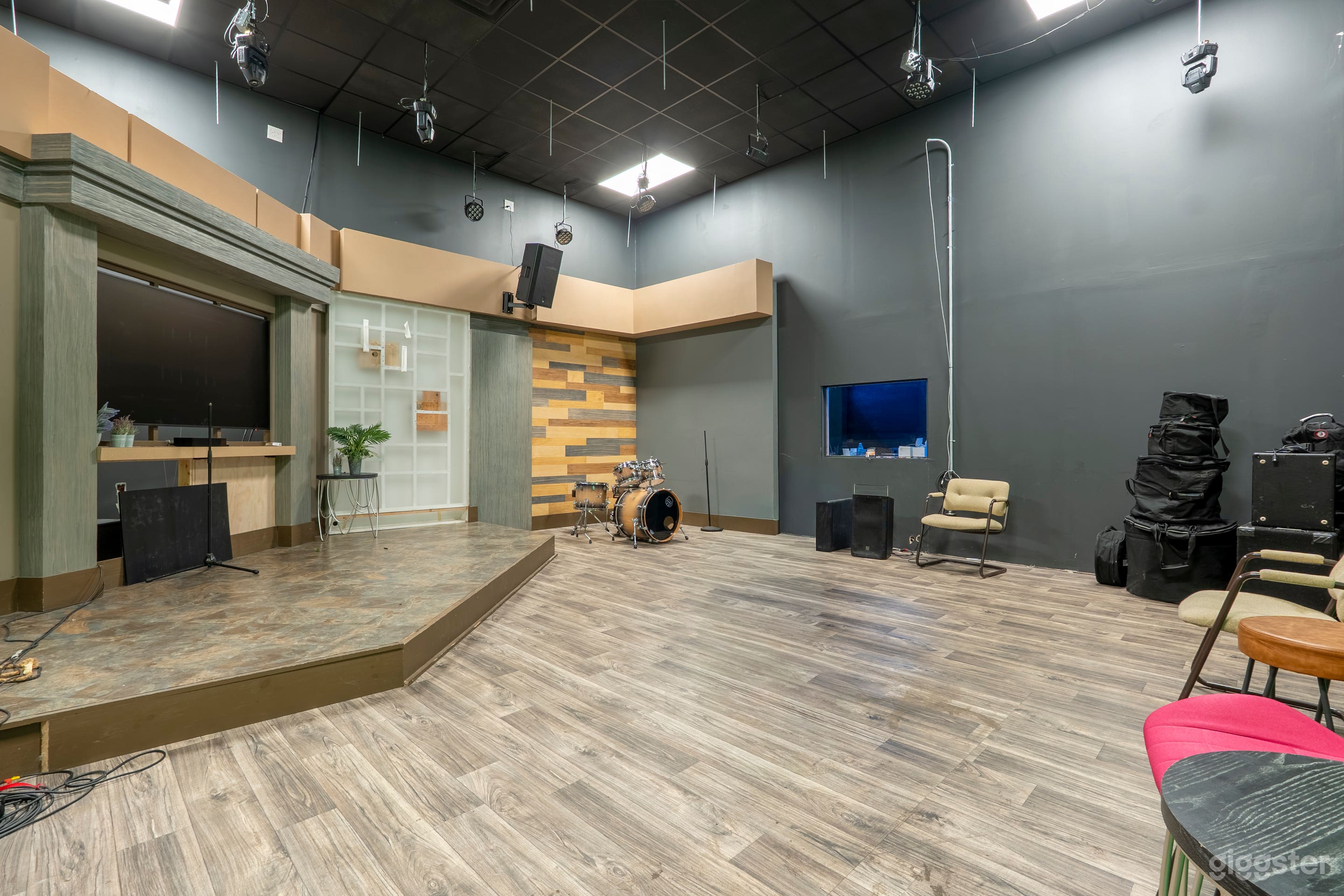 Pro Podcast Studio & Voiceover Suite Photo 3