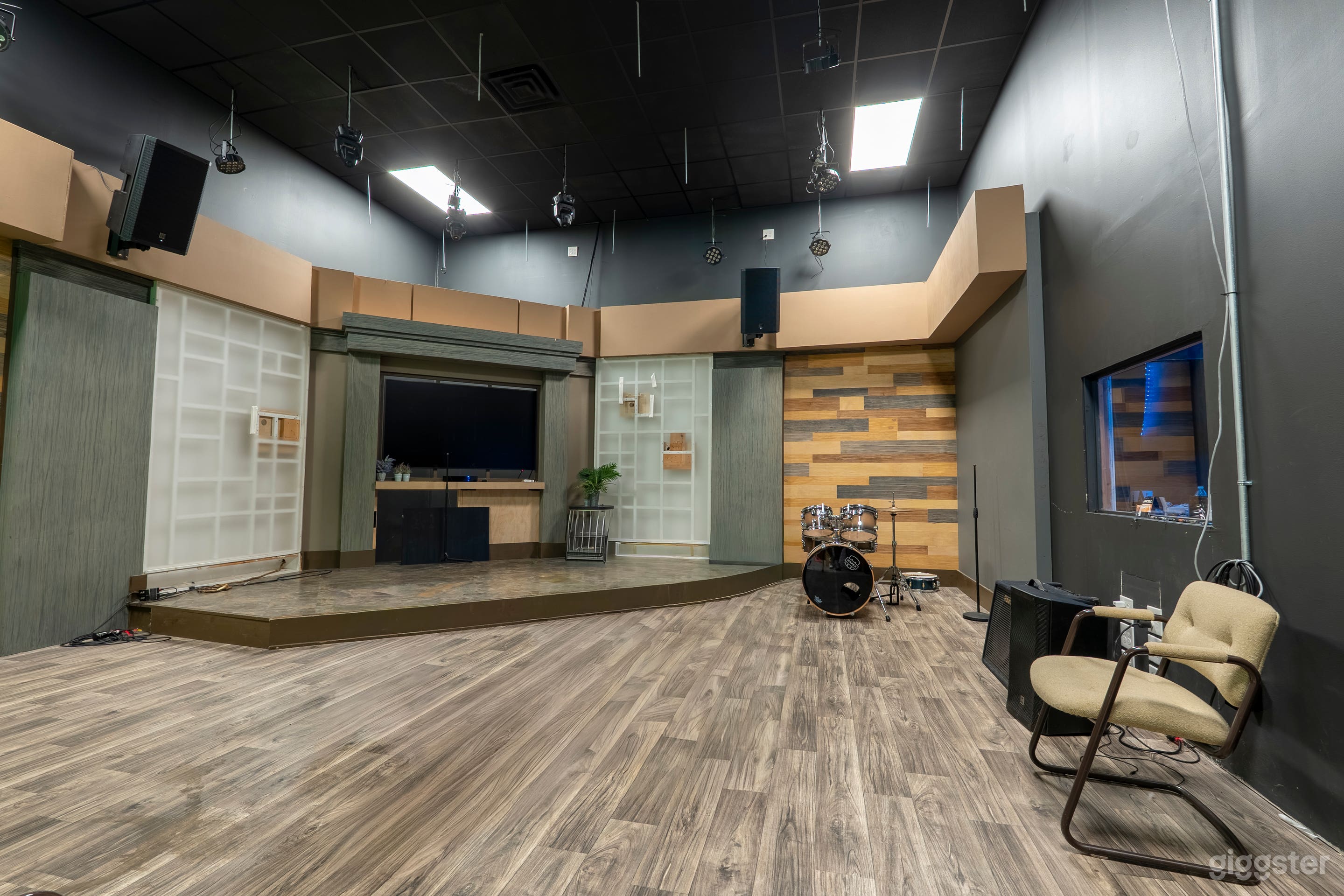 Pro Podcast Studio & Voiceover Suite Photo 1
